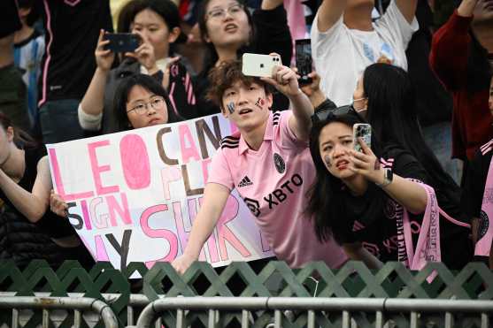 Estas son algunas de las imágenes desde el arribo de Lionel Messi con el Inter Miami a Hong Kong, hasta el partido contra un combinado del país. (Foto Prensa Libre: AFP)