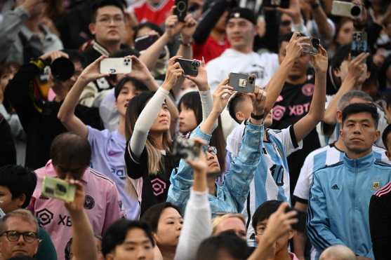 Estas son algunas de las imágenes desde el arribo de Lionel Messi con el Inter Miami a Hong Kong, hasta el partido contra un combinado del país. (Foto Prensa Libre: AFP)