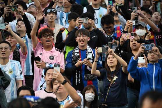 Estas son algunas de las imágenes desde el arribo de Lionel Messi con el Inter Miami a Hong Kong, hasta el partido contra un combinado del país. (Foto Prensa Libre: AFP)