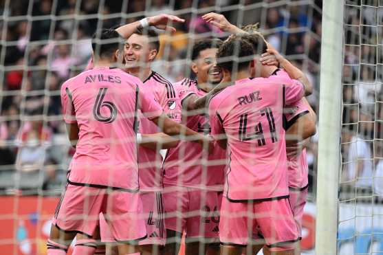 Estas son algunas de las imágenes desde el arribo de Lionel Messi con el Inter Miami a Hong Kong, hasta el partido contra un combinado del país. (Foto Prensa Libre: AFP)