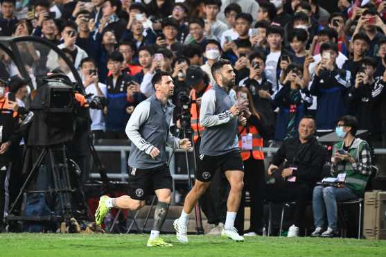 Estas son algunas de las imágenes desde el arribo de Lionel Messi con el Inter Miami a Hong Kong, hasta el partido contra un combinado del país. (Foto Prensa Libre: AFP)