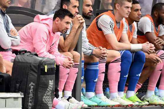 Estas son algunas de las imágenes desde el arribo de Lionel Messi con el Inter Miami a Hong Kong, hasta el partido contra un combinado del país. (Foto Prensa Libre: AFP)