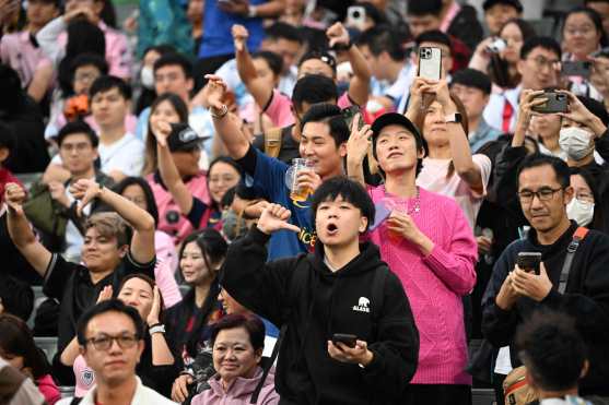 Estas son algunas de las imágenes desde el arribo de Lionel Messi con el Inter Miami a Hong Kong, hasta el partido contra un combinado del país. (Foto Prensa Libre: AFP)