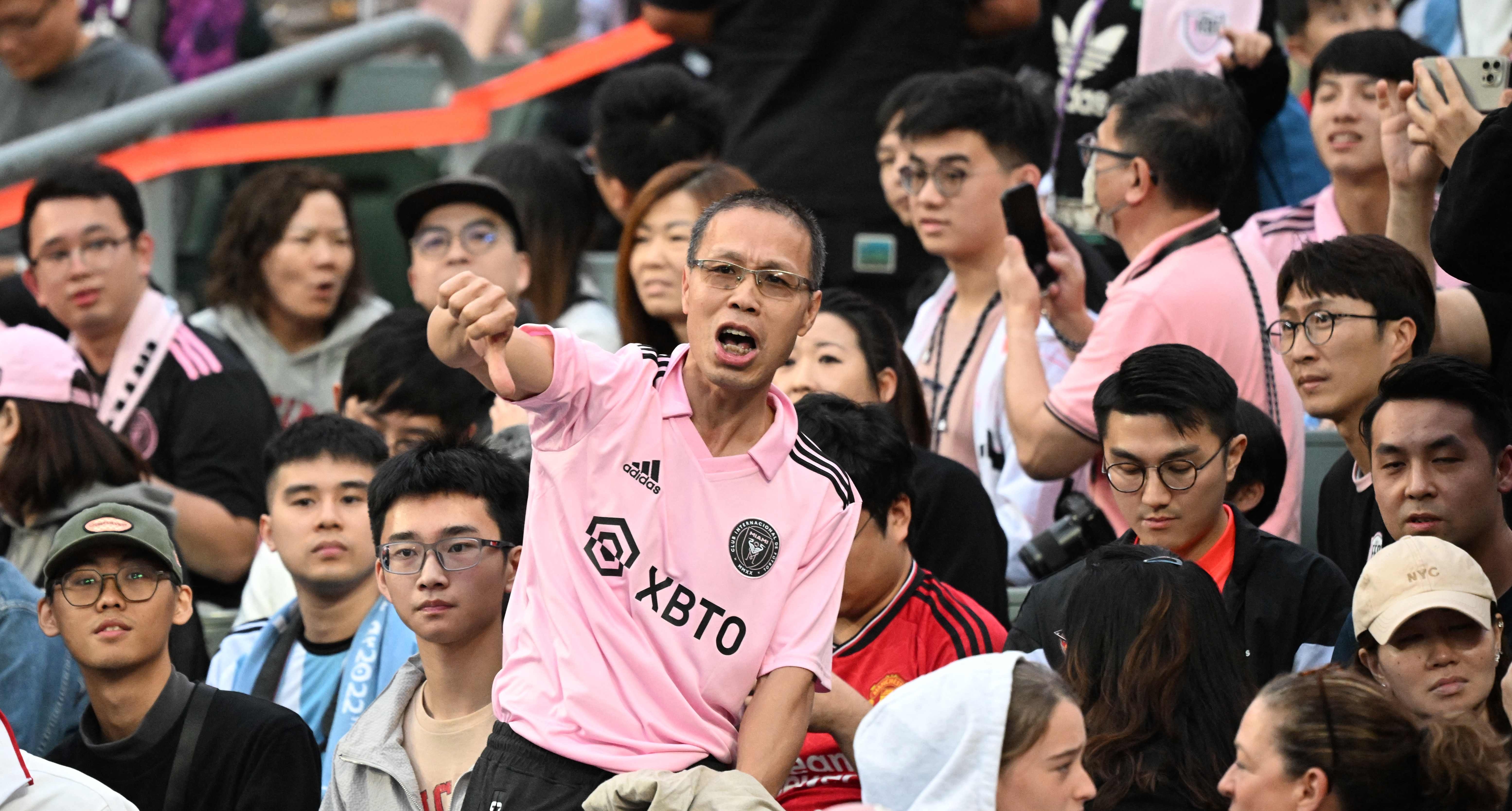 Aficionados de Lionel Messi en Hong Kong reaccionan ante la ausencia del argentino frente al combinado de estrellas de su país y el Inter Miami CF. (Foto Prensa Libre: AFP)