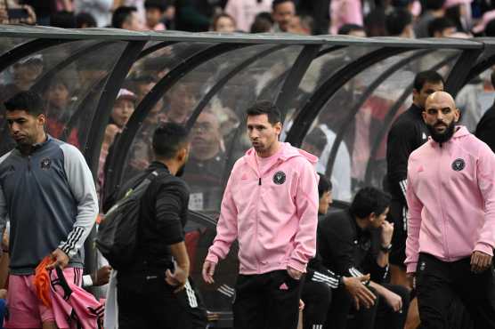 Estas son algunas de las imágenes desde el arribo de Lionel Messi con el Inter Miami a Hong Kong, hasta el partido contra un combinado del país. (Foto Prensa Libre: AFP)