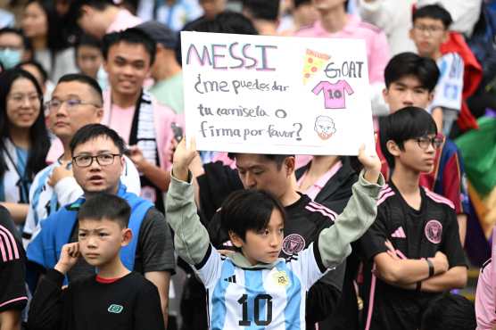 Estas son algunas de las imágenes desde el arribo de Lionel Messi con el Inter Miami a Hong Kong, hasta el partido contra un combinado del país. (Foto Prensa Libre: AFP)