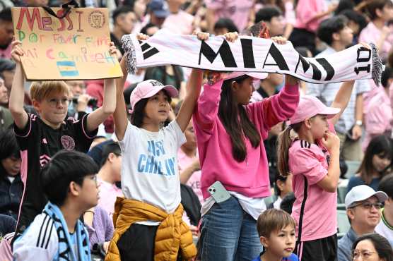 Estas son algunas de las imágenes desde el arribo de Lionel Messi con el Inter Miami a Hong Kong, hasta el partido contra un combinado del país. (Foto Prensa Libre: AFP)