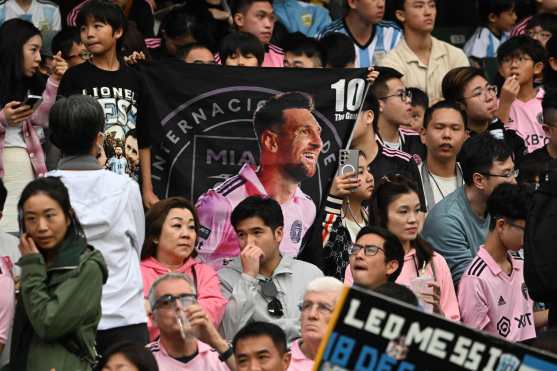 Estas son algunas de las imágenes desde el arribo de Lionel Messi con el Inter Miami a Hong Kong, hasta el partido contra un combinado del país. (Foto Prensa Libre: AFP)