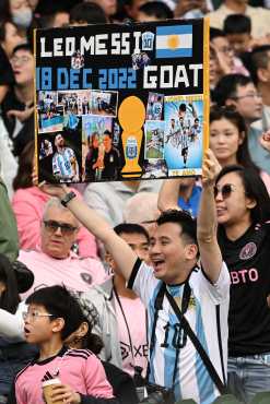 Estas son algunas de las imágenes desde el arribo de Lionel Messi con el Inter Miami a Hong Kong, hasta el partido contra un combinado del país. (Foto Prensa Libre: AFP)