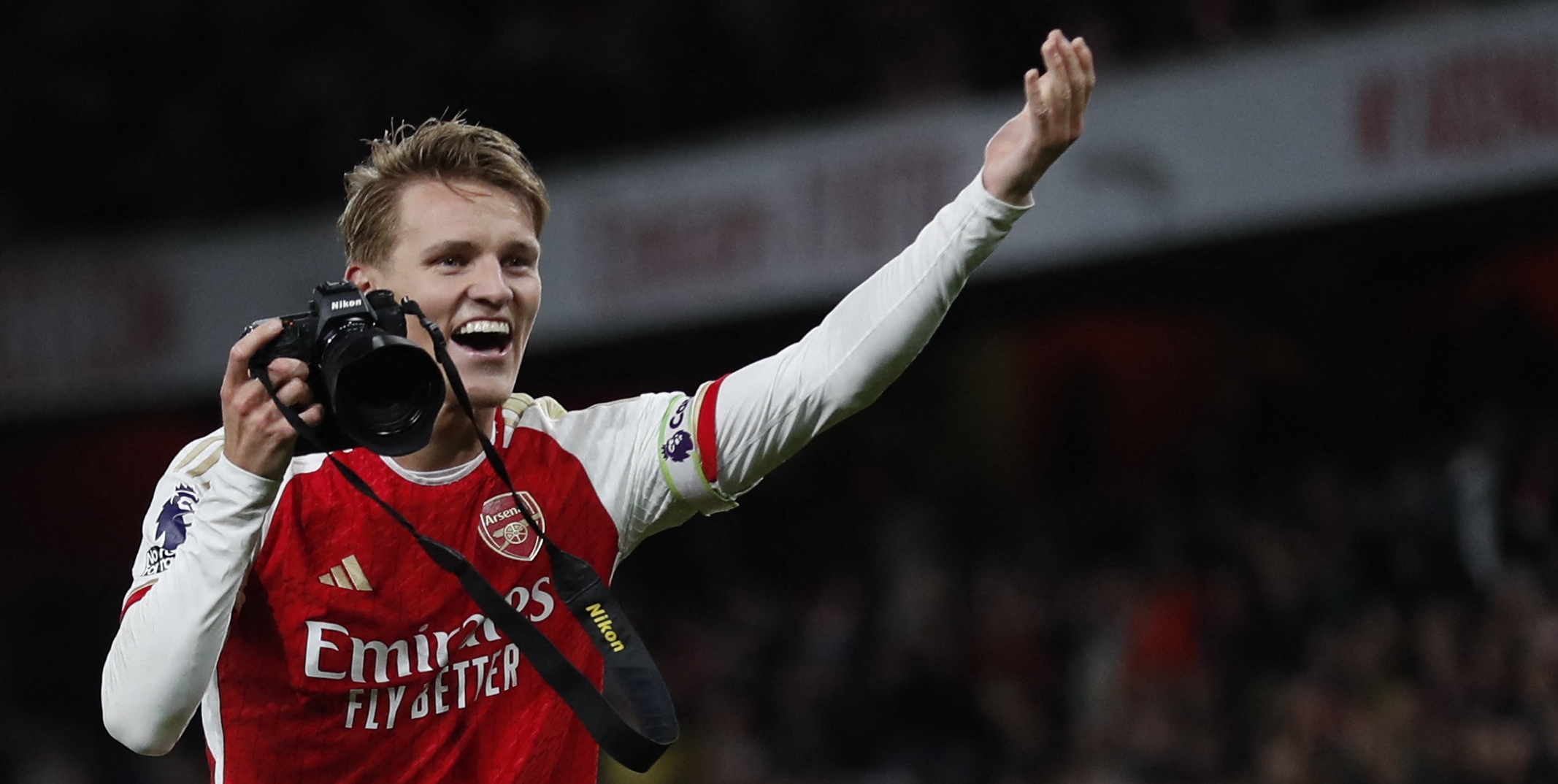 El mediocampista del Arsenal, Martin Odegaard, le quitó la cámara al fotágrafo de su equipo tras la victoria ante el Liverpool en el Emirates.(Foto Prensa Libre: AFP)