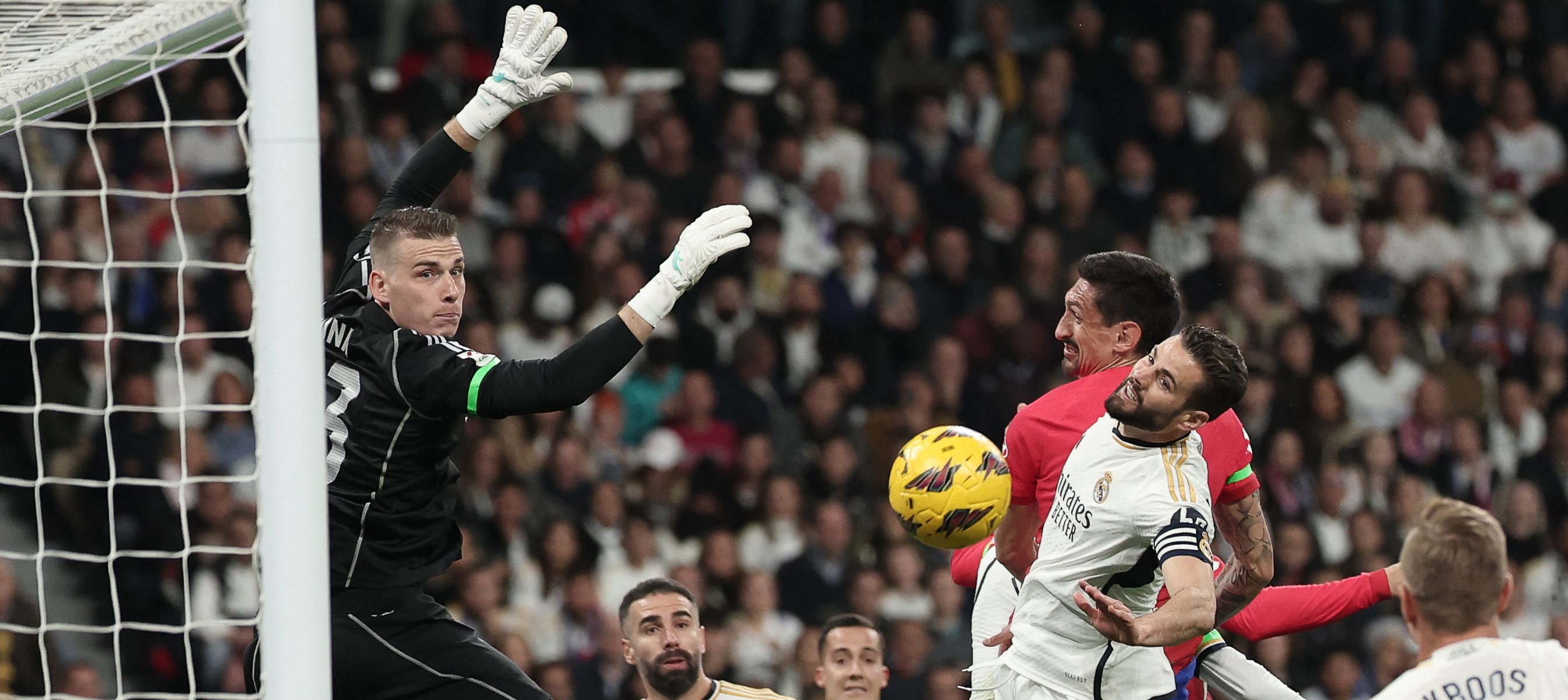 El portero del Real Madrid, Andriy Lunin, cuando fue vencido por el futbolista del Atlético de Madrid, Stefan Savic. (Foto Prensa Libre: AFP)