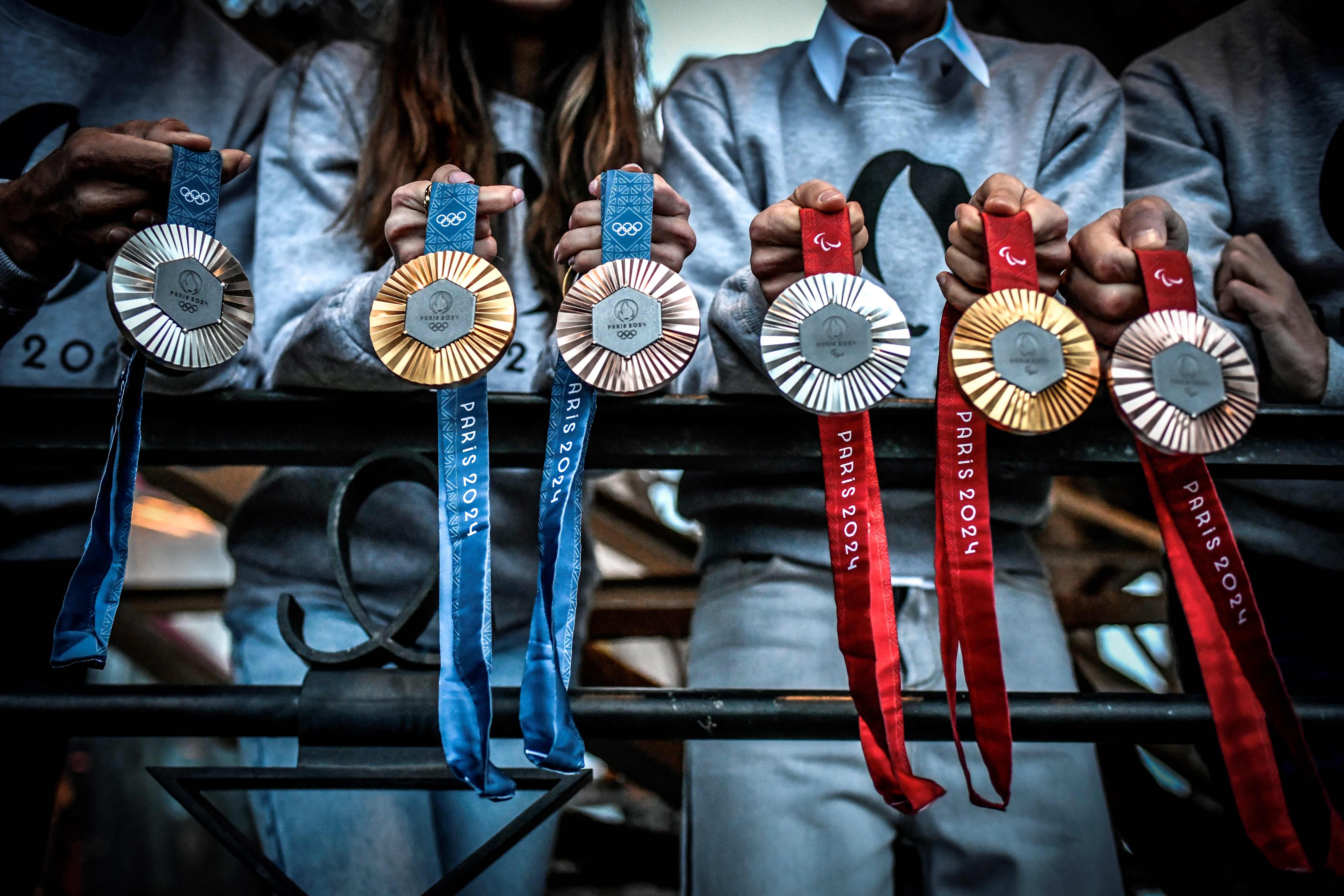 Las medallas de París 2024 cuentan con detalles de la Torre Eiffel.