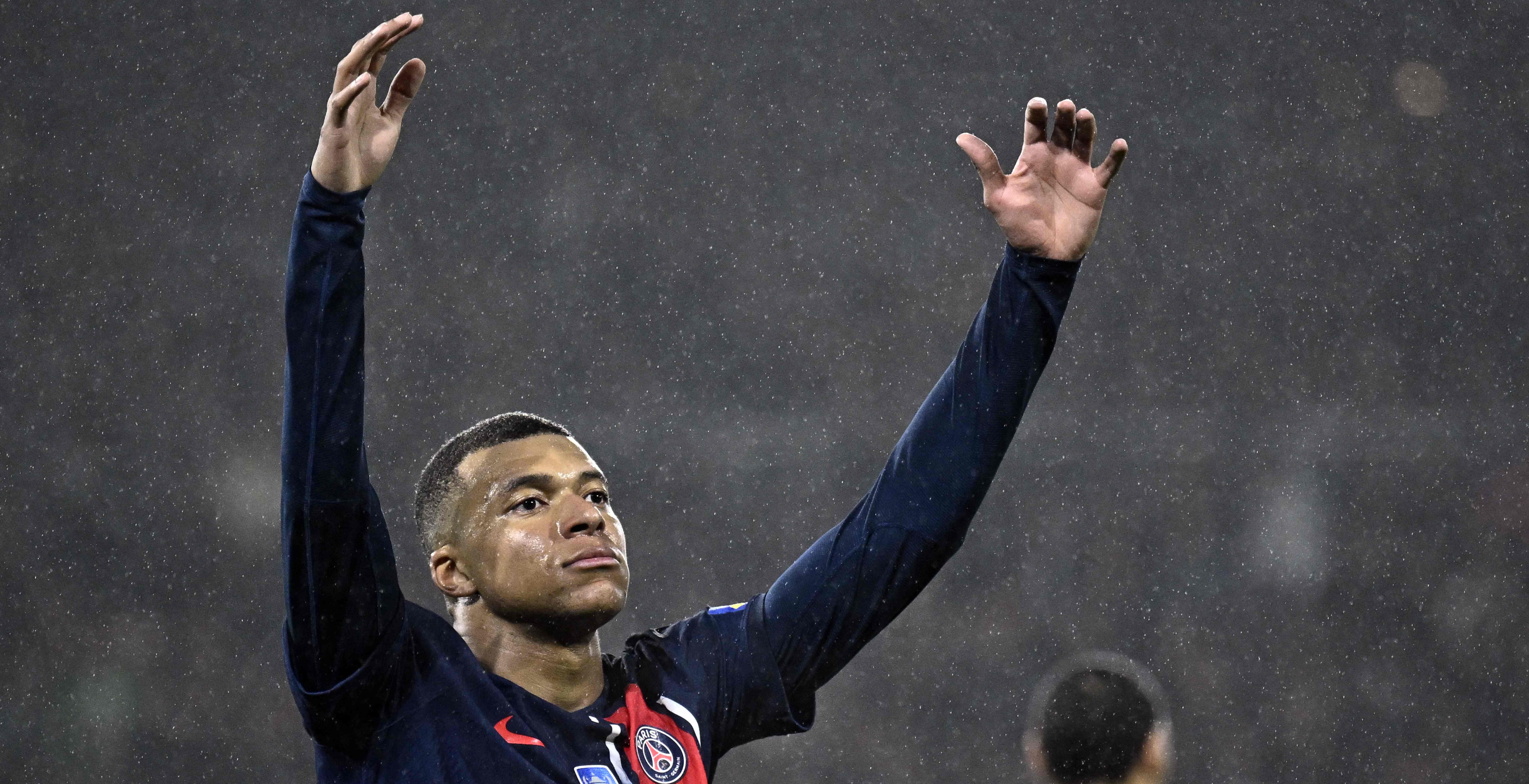 El goleador del Paris Saint-Germain, Kylian Mbappé, durante el partido contra el Brest en el Parque de los Príncipes. (Foto Prensa Libre: AFP)