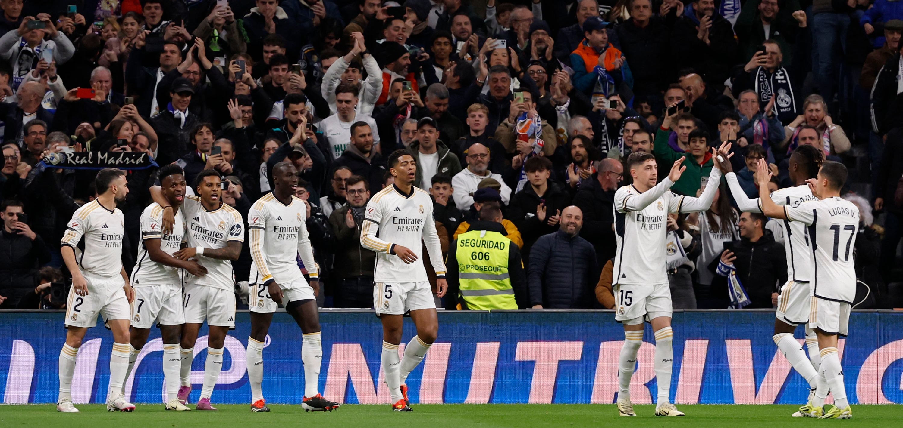 Los jugadores del Real Madrid festejan ante la grada del Santiago Bernabéu. (Foto Prensa Libre: AFP)