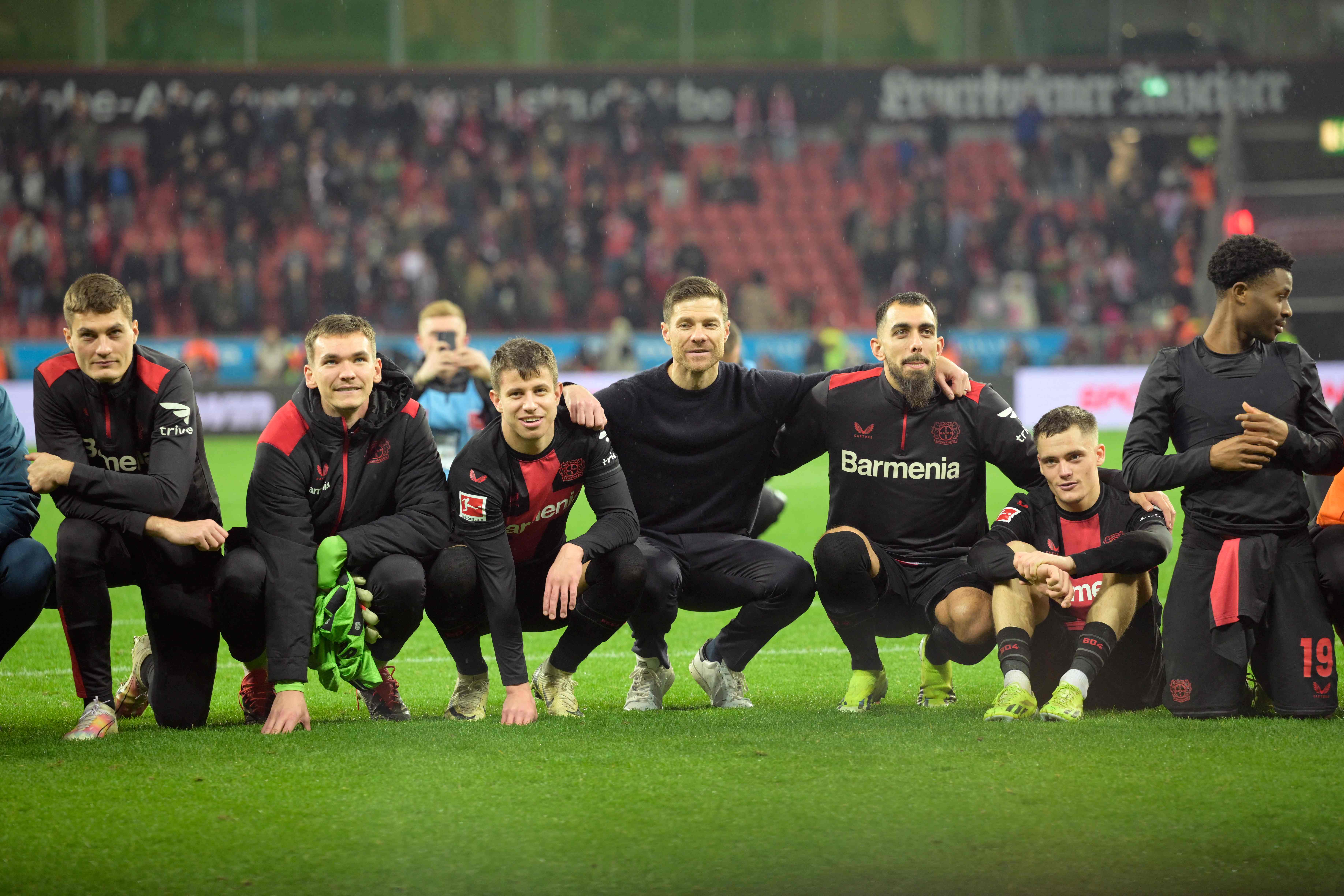 Los futbolistas del Bayer 04 Leverkusen celebran junto a su entrenador, Xabi Alonso, luego de vencer al FC Bayern. (Foto Prensa Libre: AFP)