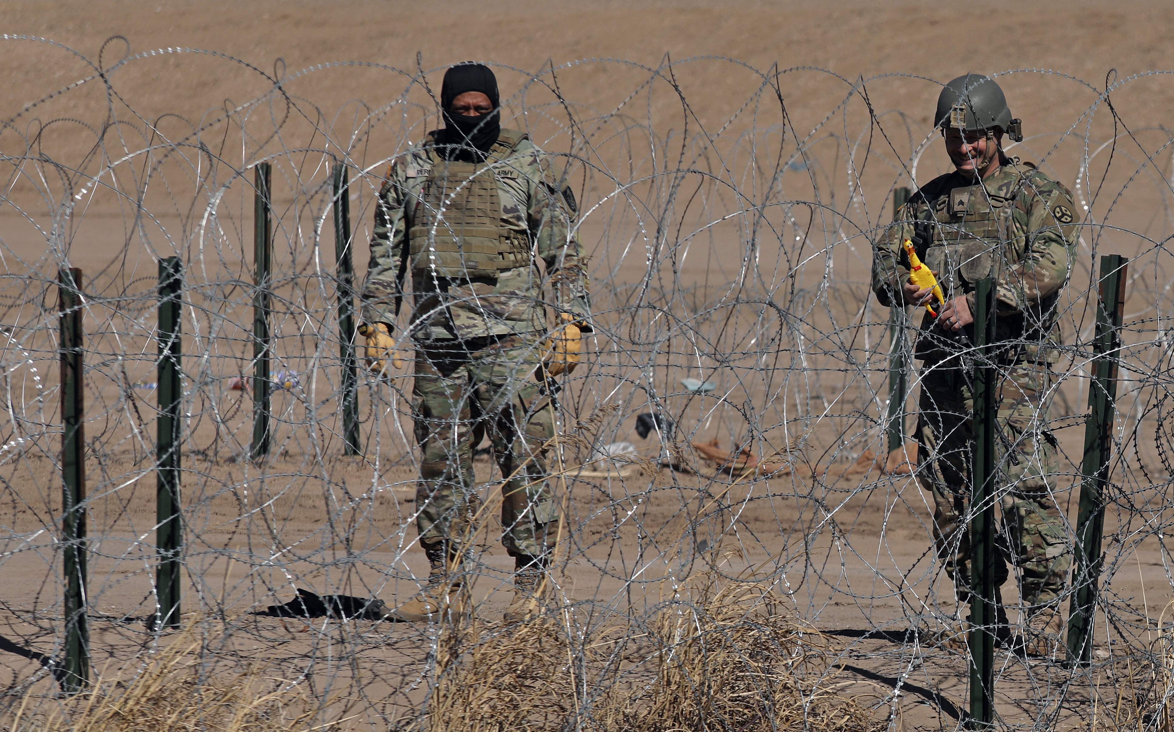 Los agentes fronterizos localizaron a los menores de edad tras pasar el río Bravo. Fotografía: Herika Martinez / AFP.