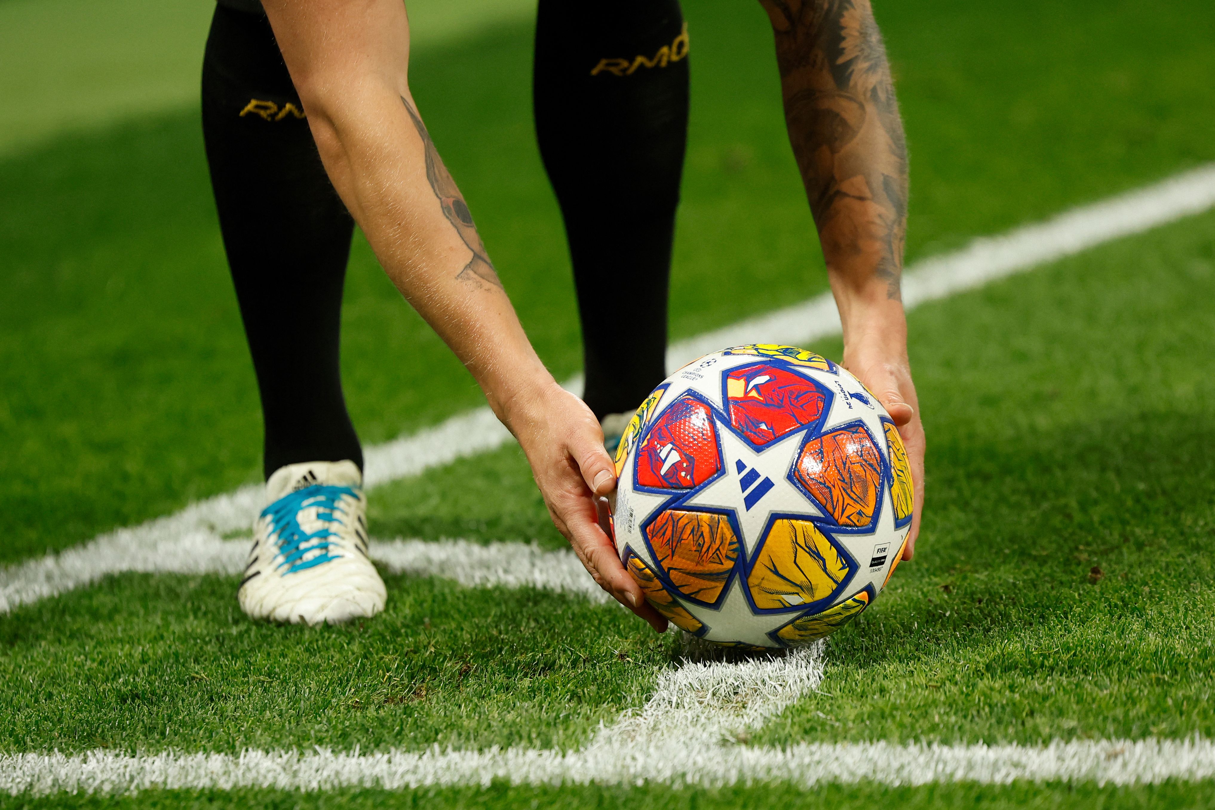 Fotografía de Toni Kroos antes de ejecutar un tiro de esquina.