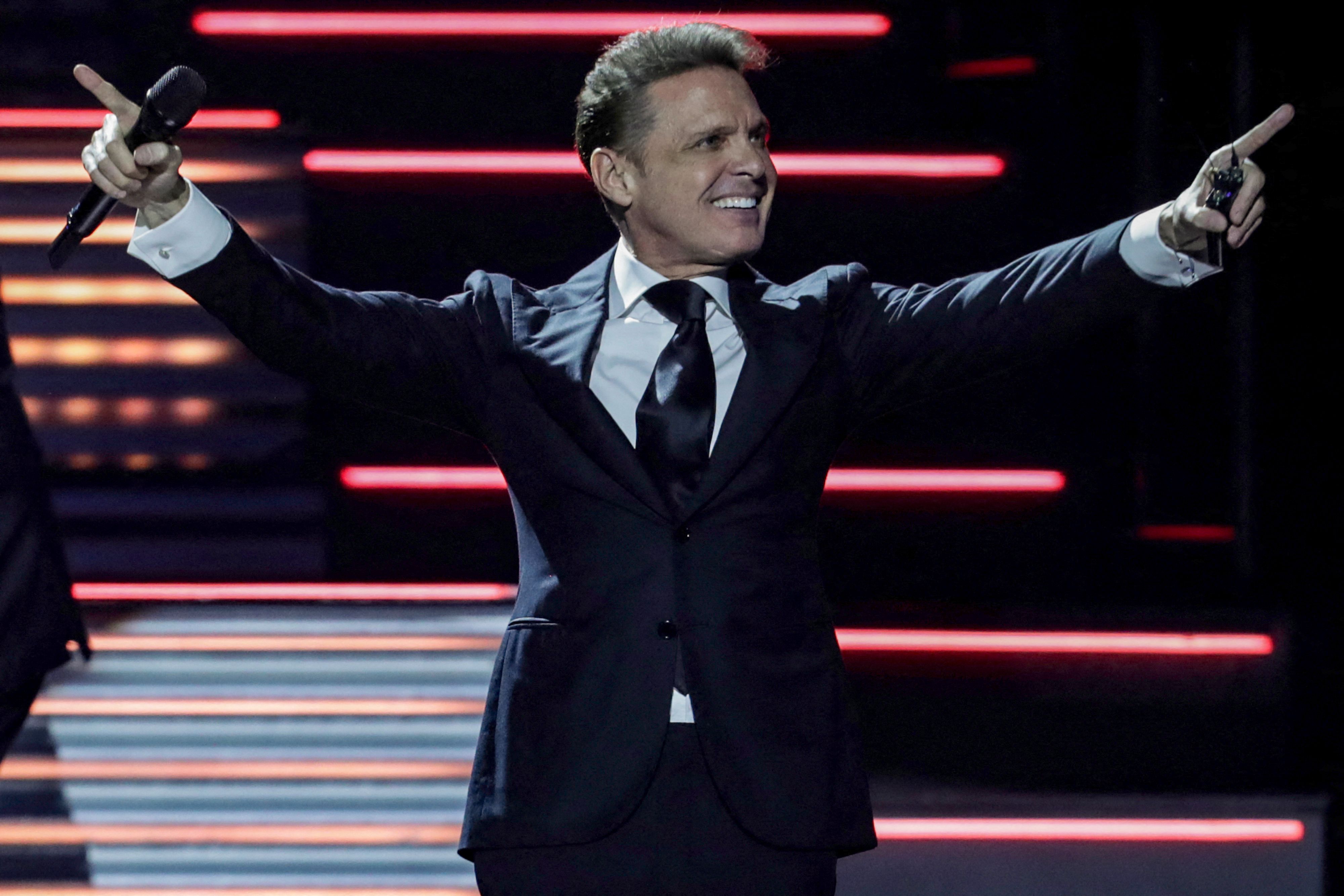 Luis Miguel deslumbra en su regreso a Colombia mientras fans claman 'Fuera Petro'