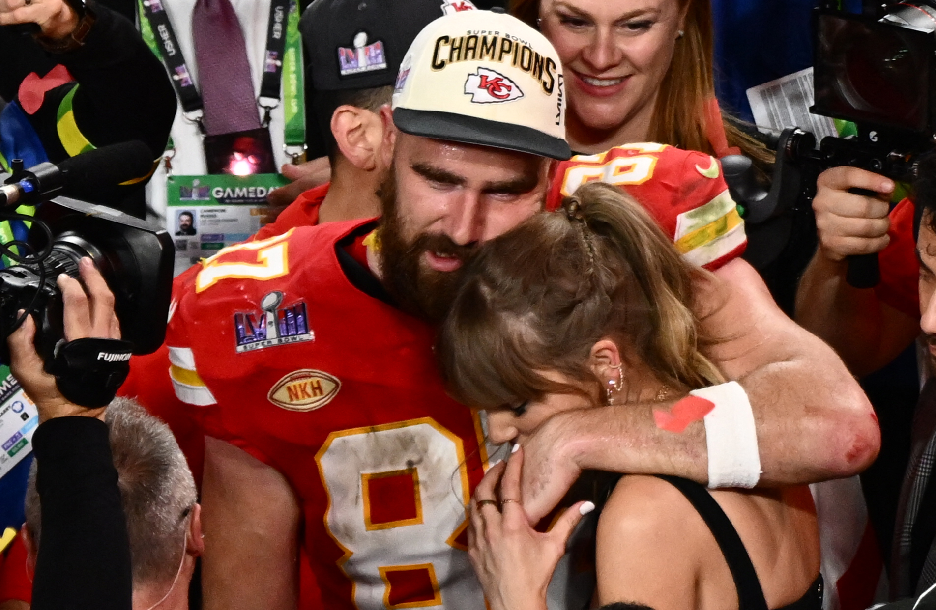 Travis Kelce dona USD 100 mil a víctimas de desfile