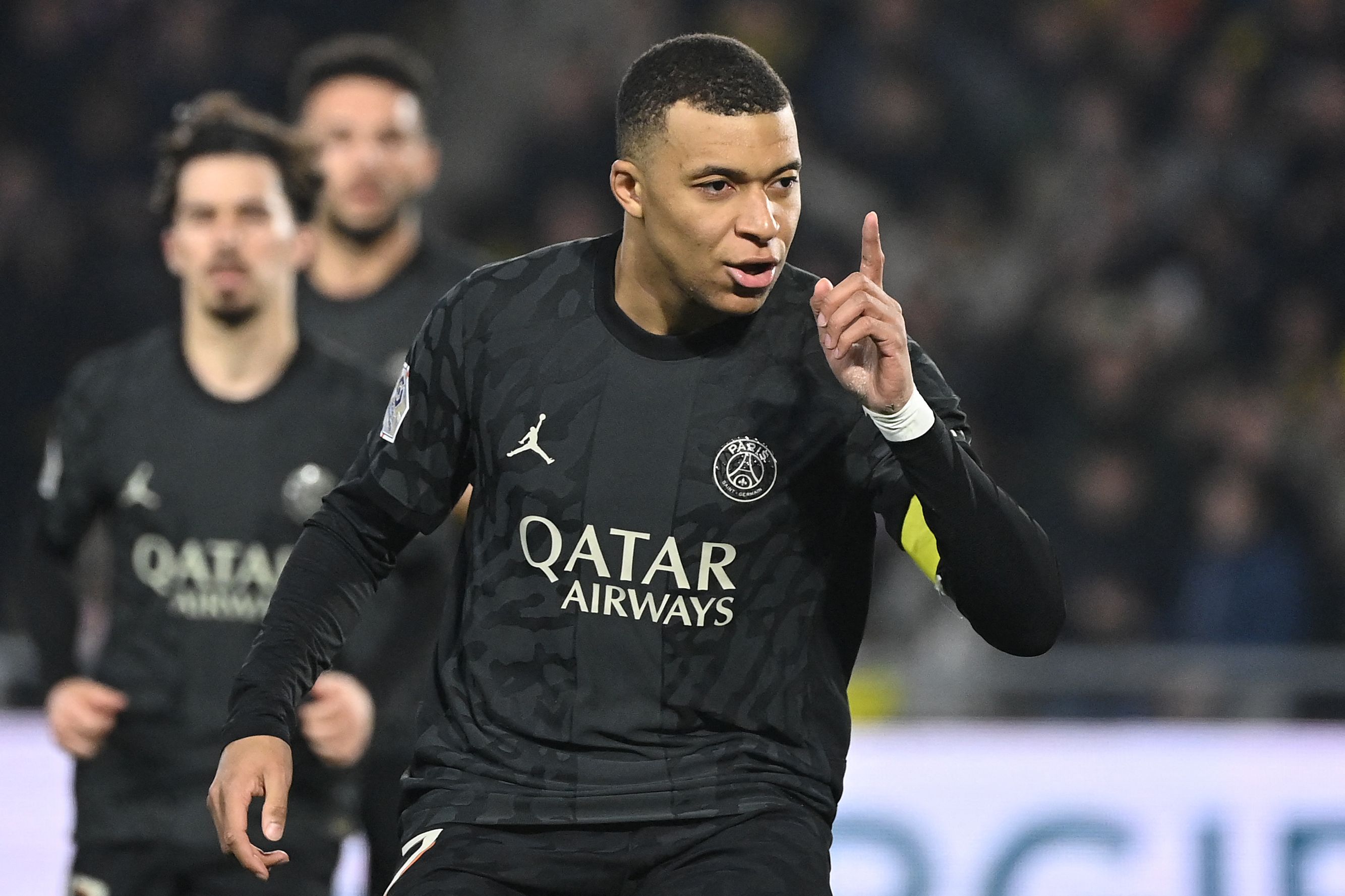 El delantero del PSG, Kylian Mbappé reacciona al partido contra el Nantes de la Ligue 1.