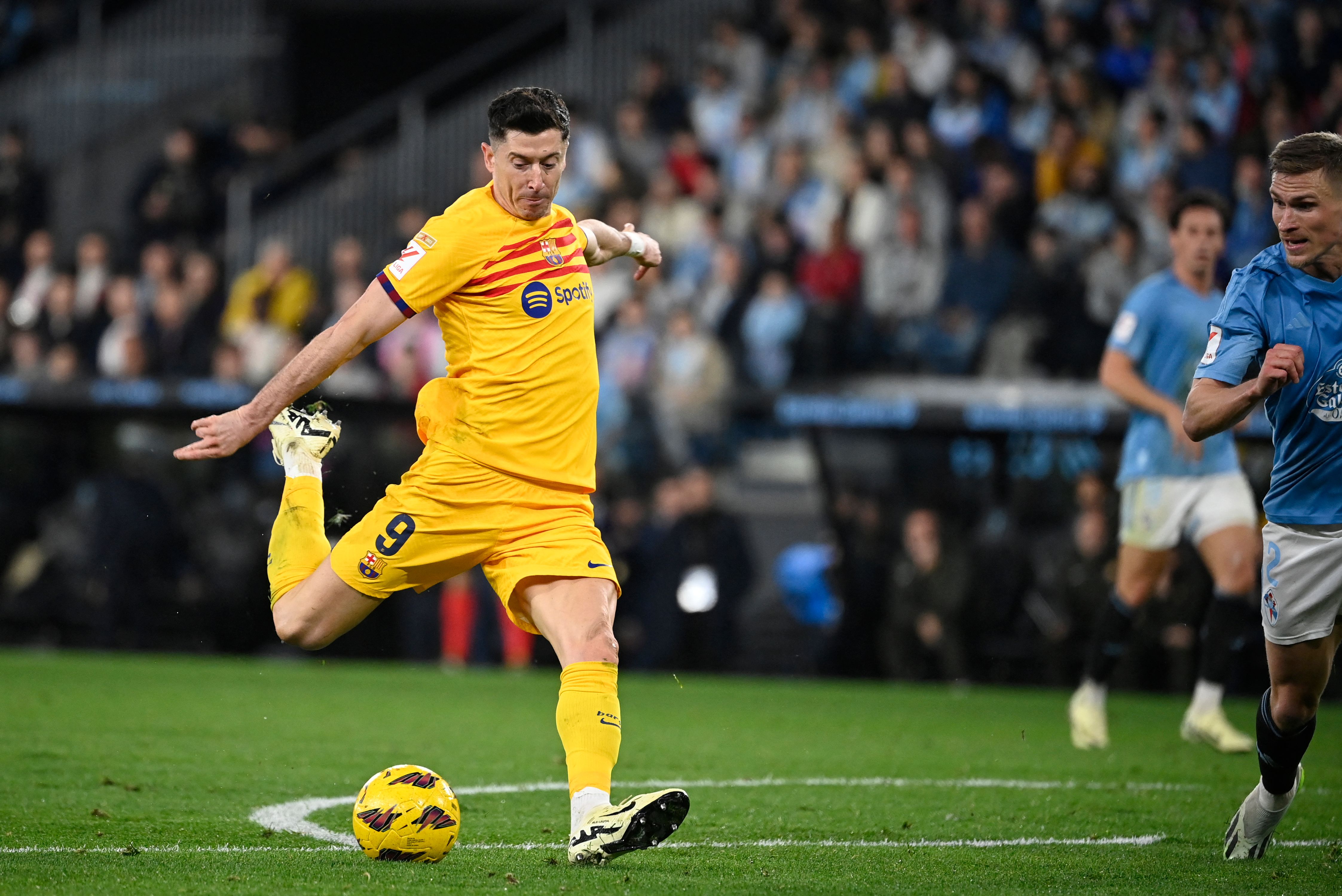 El delantero polaco del FC Barcelona, Robert Lewandowski, anota su gol de penal al RC Celta. (Foto Prensa Libre: AFP)