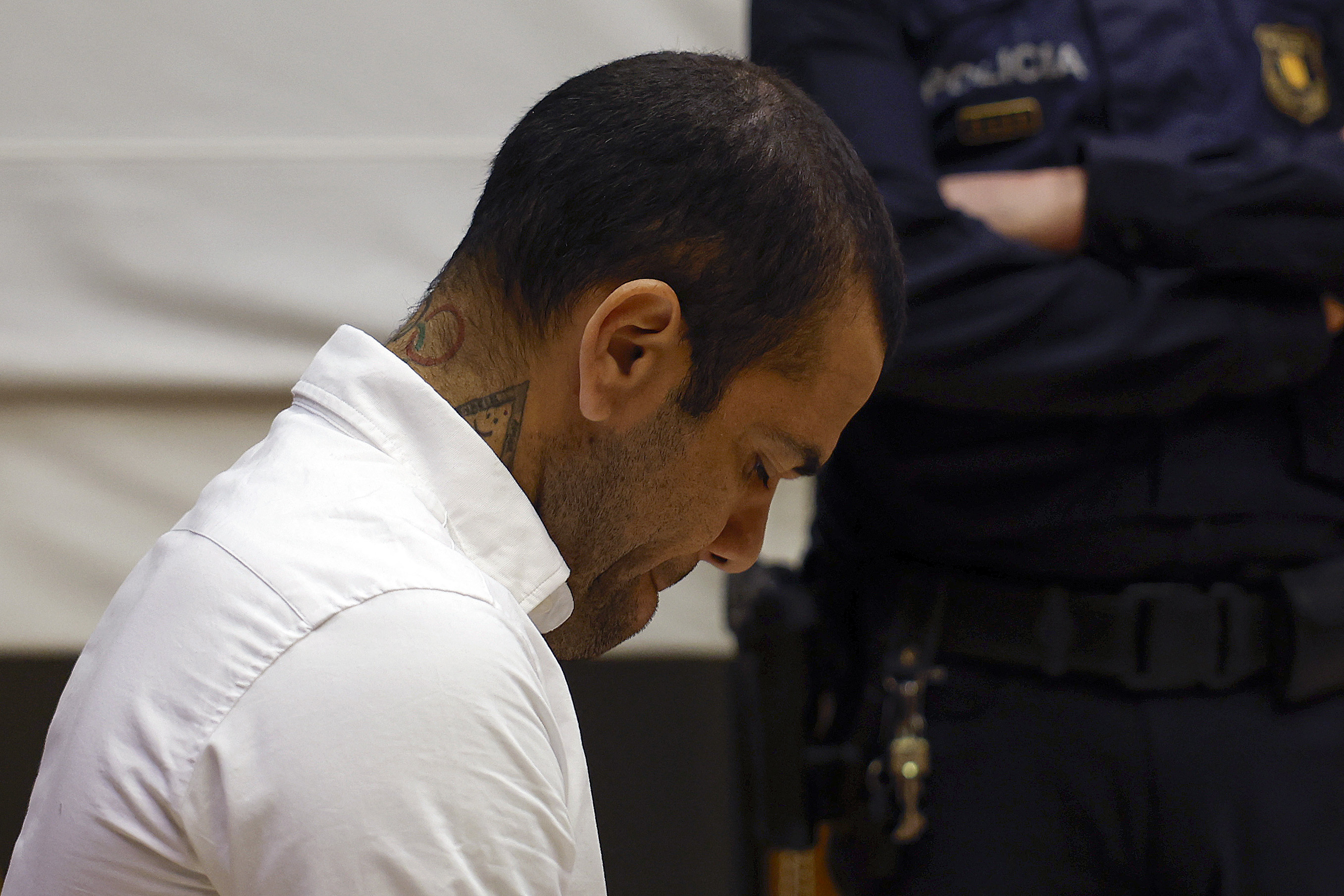 El exjugador del Barcelona, Dani Alves, reacciona luego de su juicio en la Corte de Justicia de Cataluña el pasado 5 de febrero de 2024. (Foto Prensa Libre: AFP)