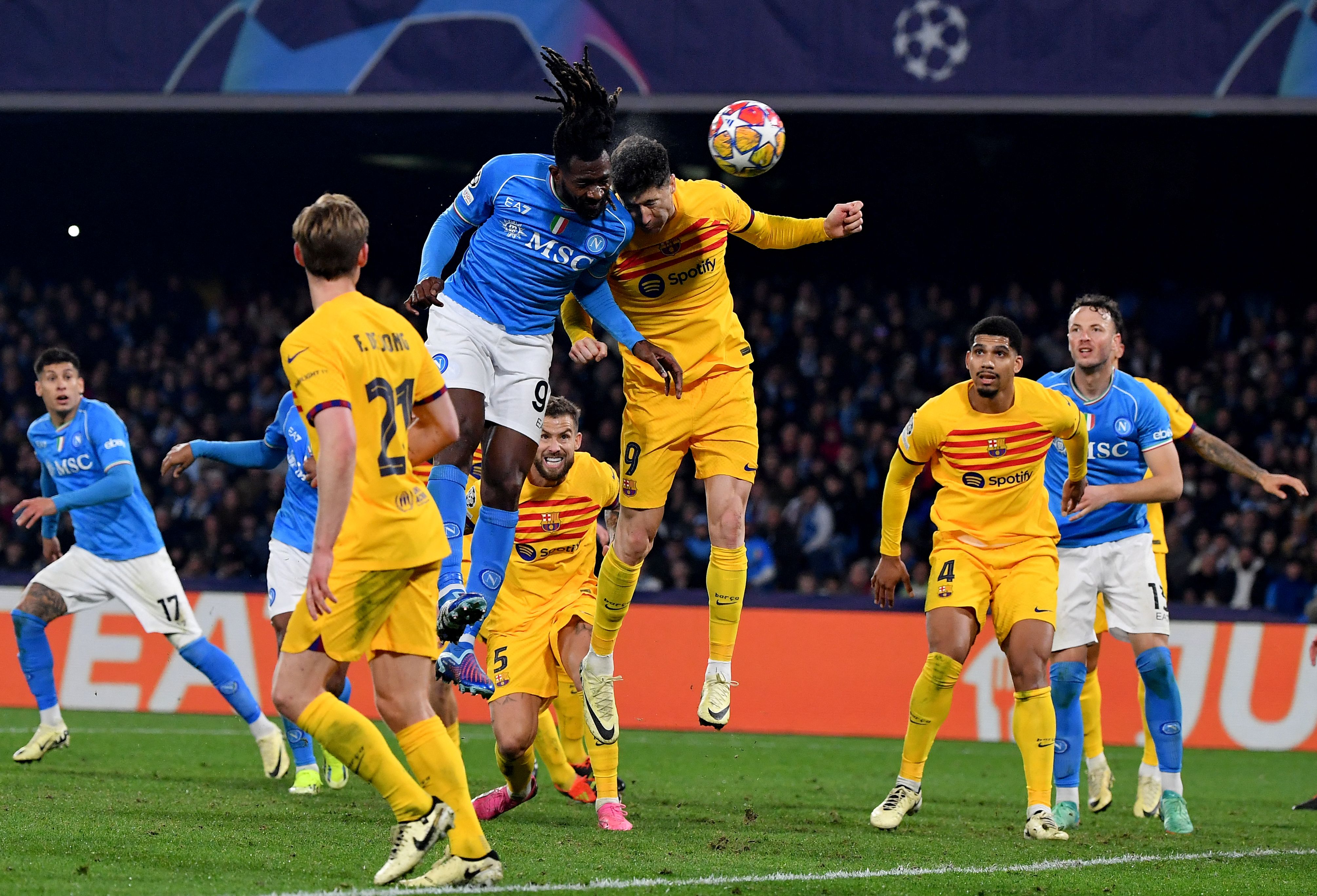 Andre Zambo Anguissa y Robert Lewandowski luchan por un balón en la ida de los octavos de final de la Champions League.