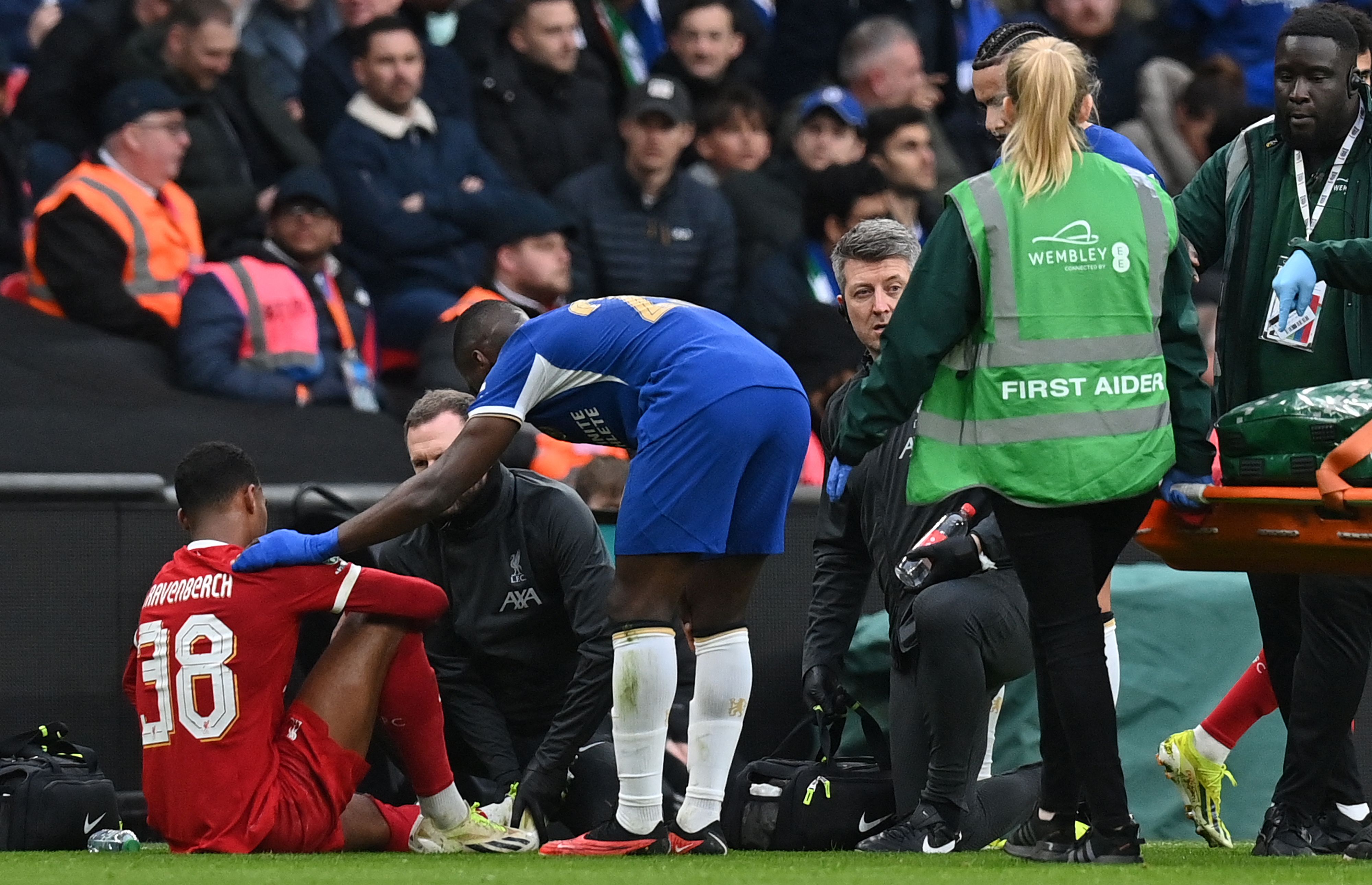 El mediocampista ecuatoriano, Moisés Caicedo (C) habla con el neerlandés del Liverpool, Ryan Gravenberch (38) luego de la dura entrada que le hizo en el tobillo, provocando que tuviera que abandonar Wembley.(Foto Prensa Libre: AFP)