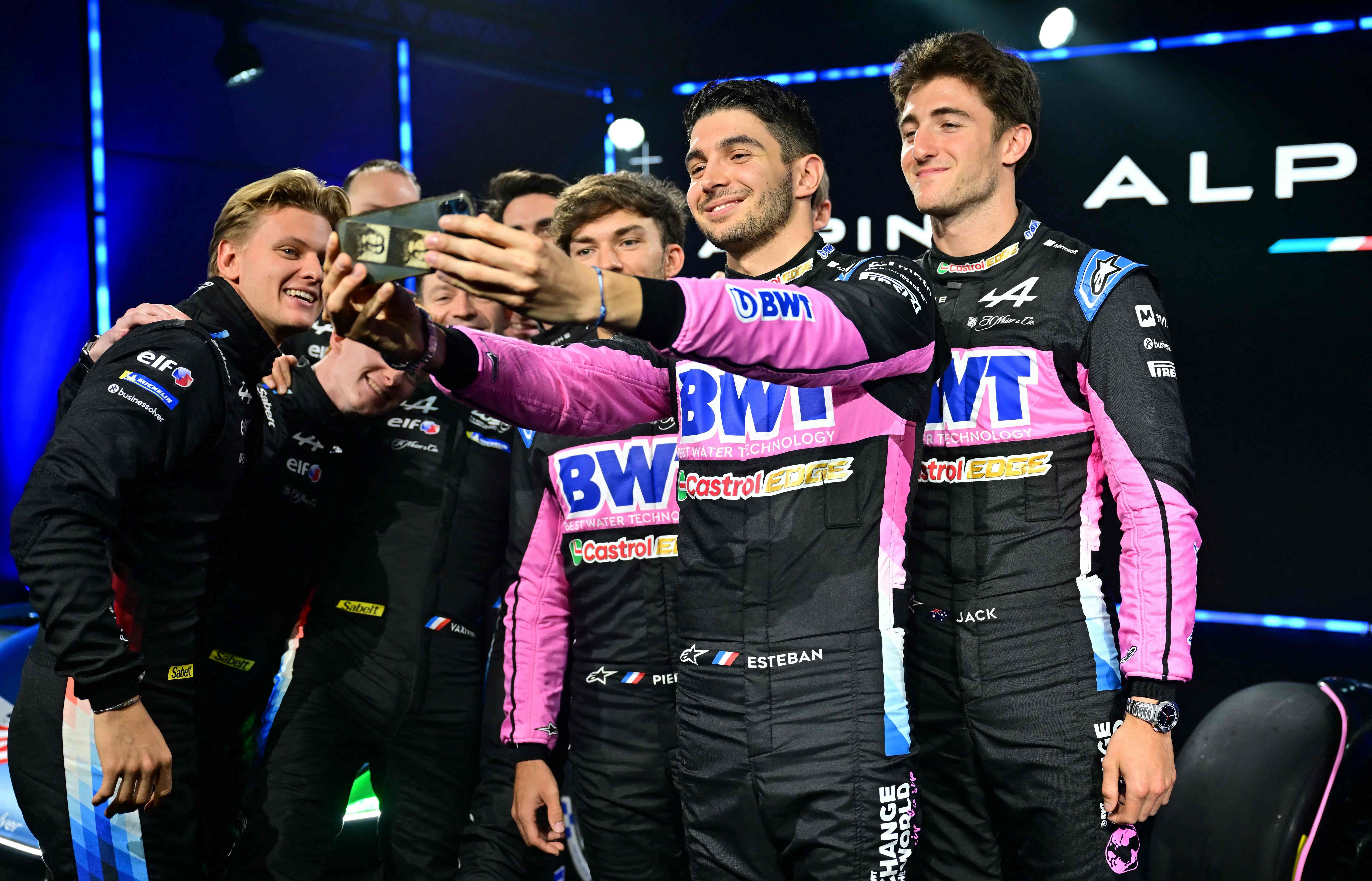 Esteban Ocon se toma una selfie junto a Pierre Gasly y los pilotos de reserva  Jack Doohan y miembros del equipo BWT Alpine. (Foto Prensa Libre: AFP).