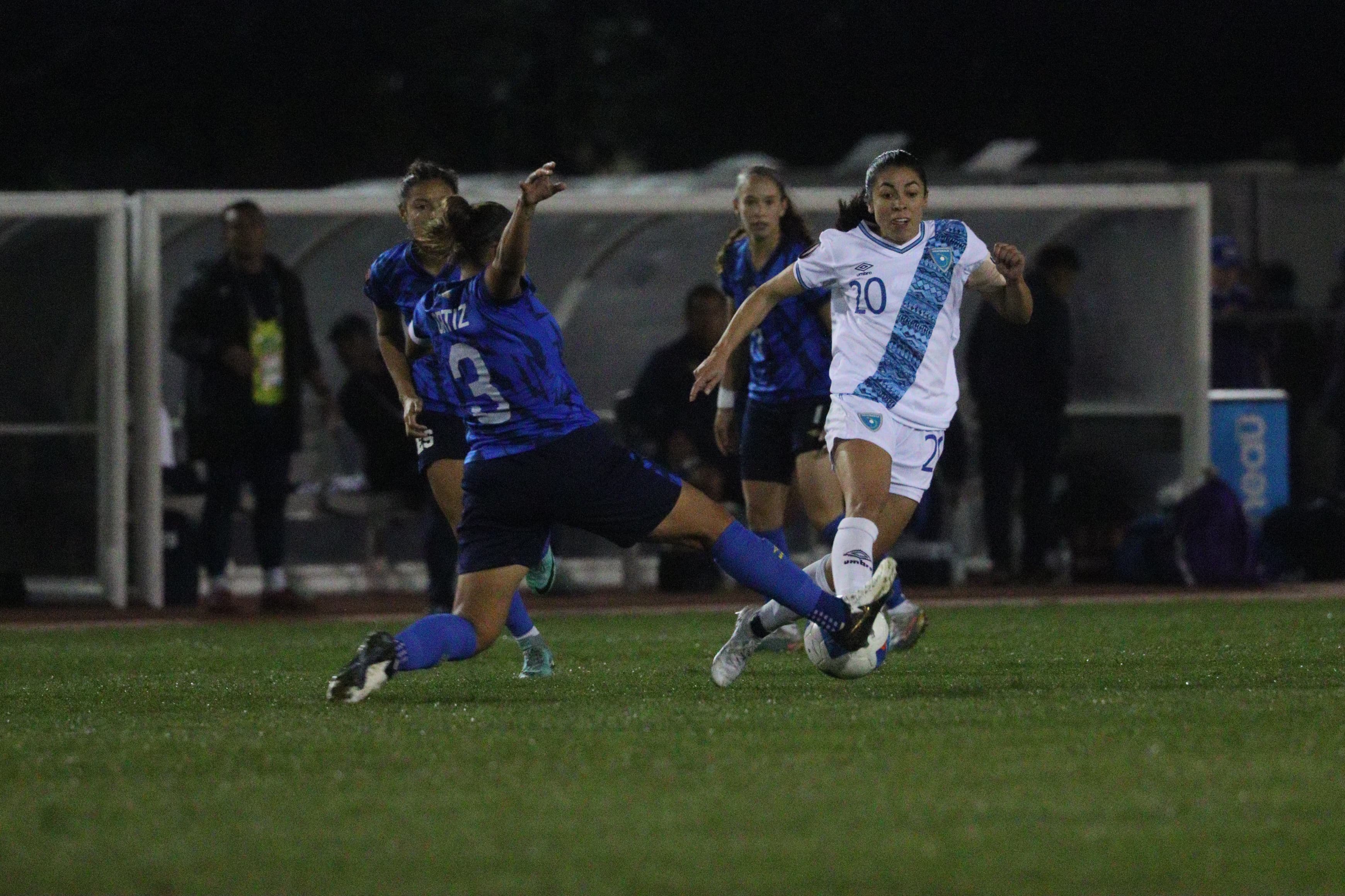 La delantera del CF Monterrey de México, Ana Lucía Martínez, es una destacada futbolista guatemalteca.