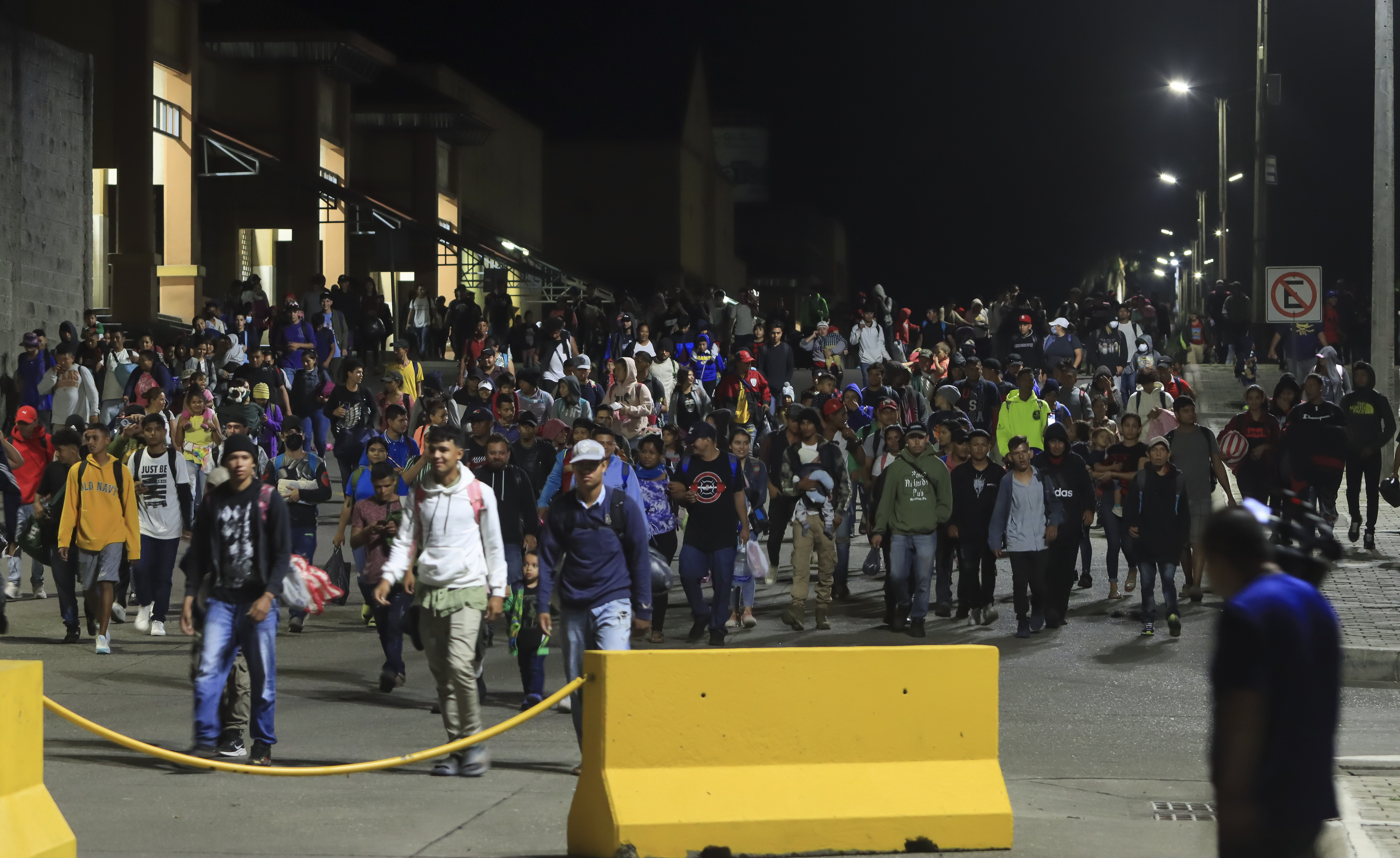 Fotografía de archivo fechada el 20 de enero de 2024 que muestra integrantes de una caravana de migrantes mientras salen rumbo a Estados Unidos, desde la ciudad de San Pedro Sula (Honduras). (Foto Prensa Libre: EFE).