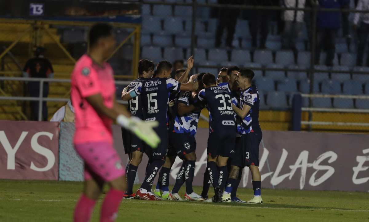 Rayados impuso su juego sobre Comunicaciones y le propinó un 1-4.