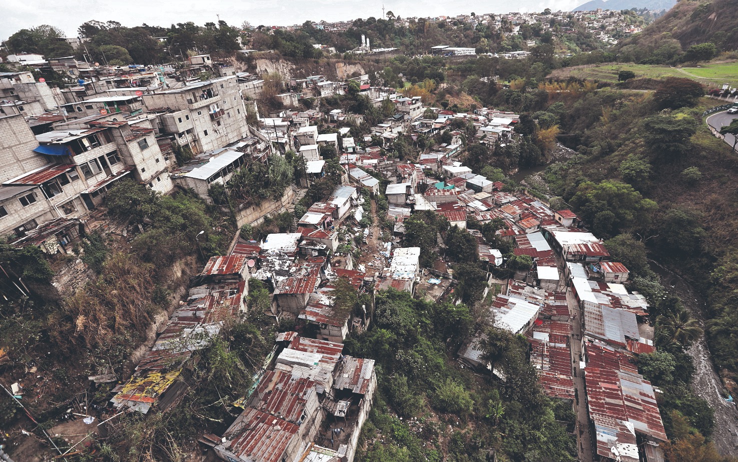 La Coordinadora Nacional para la Reducción de Desastres (Conred) confirmó que actualmente, no existe una normativa adoptada por esta entidad para vivienda específicamente.