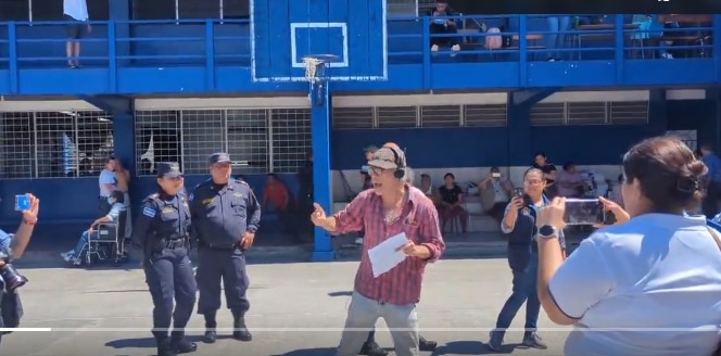 Hombre pronuncia discurso contra Bukele en un centro de votación de Santa Tecla. (Foto: X)