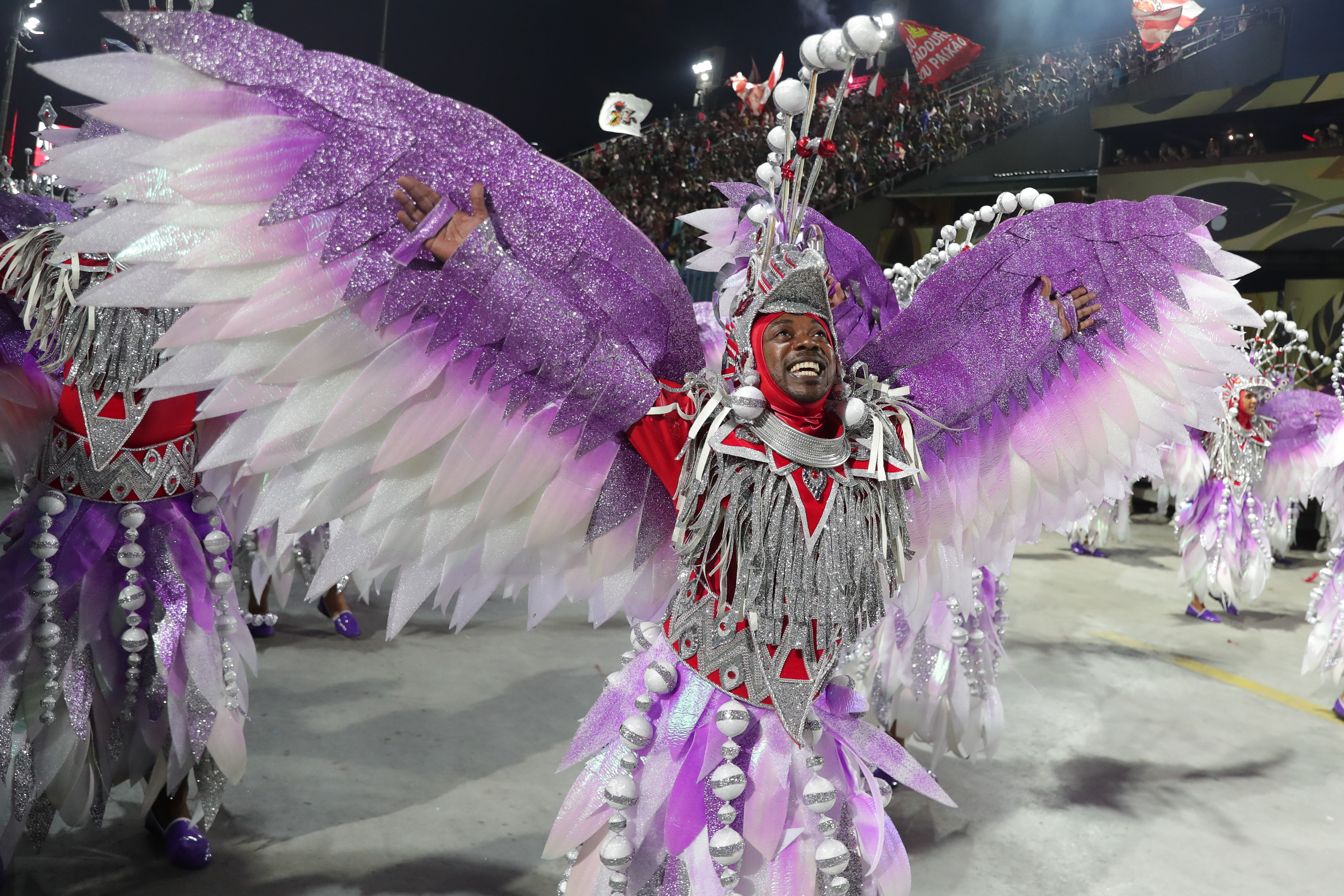 Por las calles de Río de Janeiro, Sao Paulo, Belo Horizonte, Salvador, Recife y hasta Brasilia volvieron a mezclarse la explosión de colores de los disfraces con el rugir de las baterías de música desde primera hora. (Fotografía Prensa Libre: EFE)