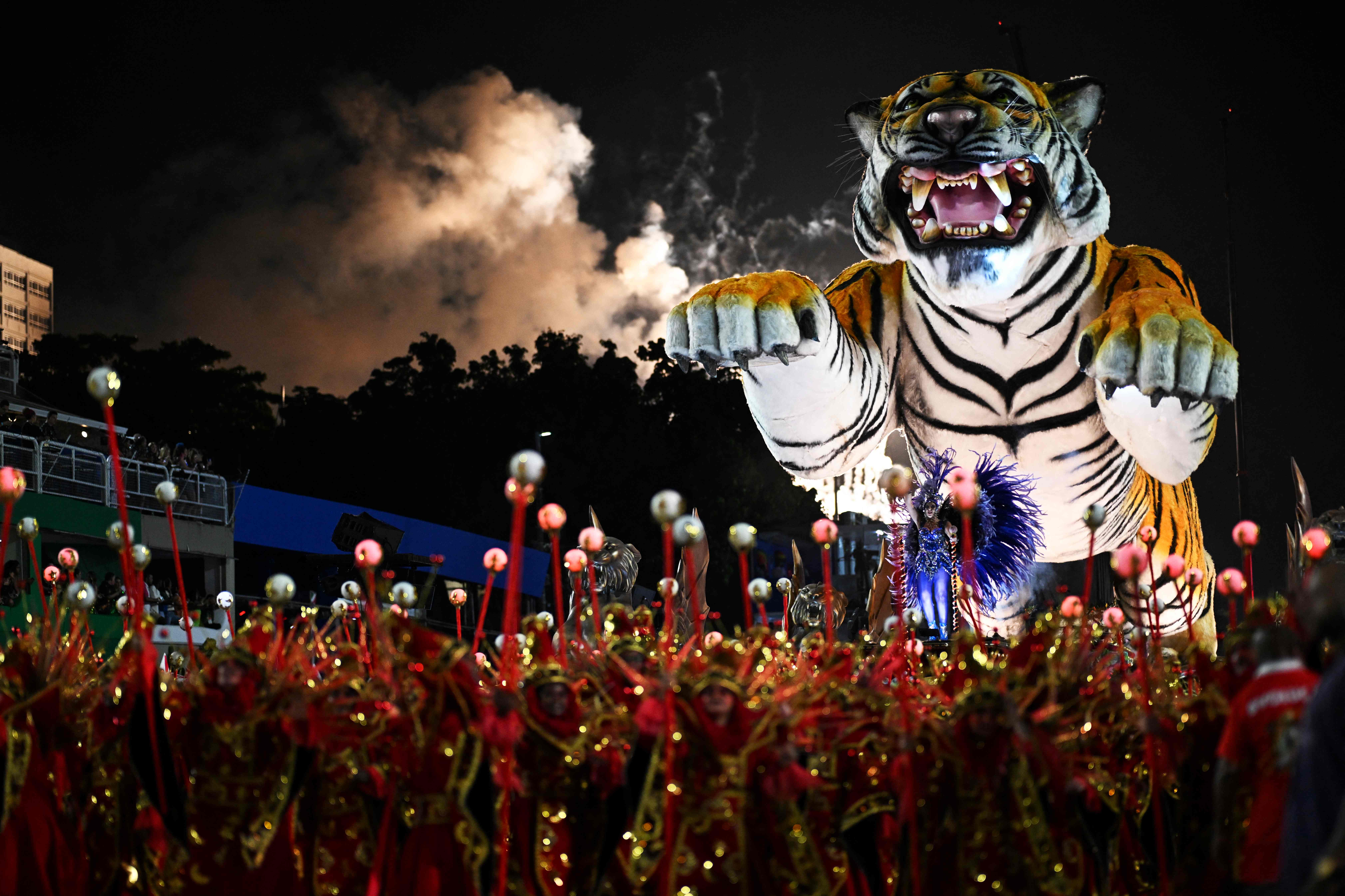 Miembros de la escuela de samba Porto de Pedra se presentan en el Sambódromo, en Río de Janeiro, Brasil, como parte del Festival de Río de Janeiro. (Fotografía Prensa Libre: AFP)