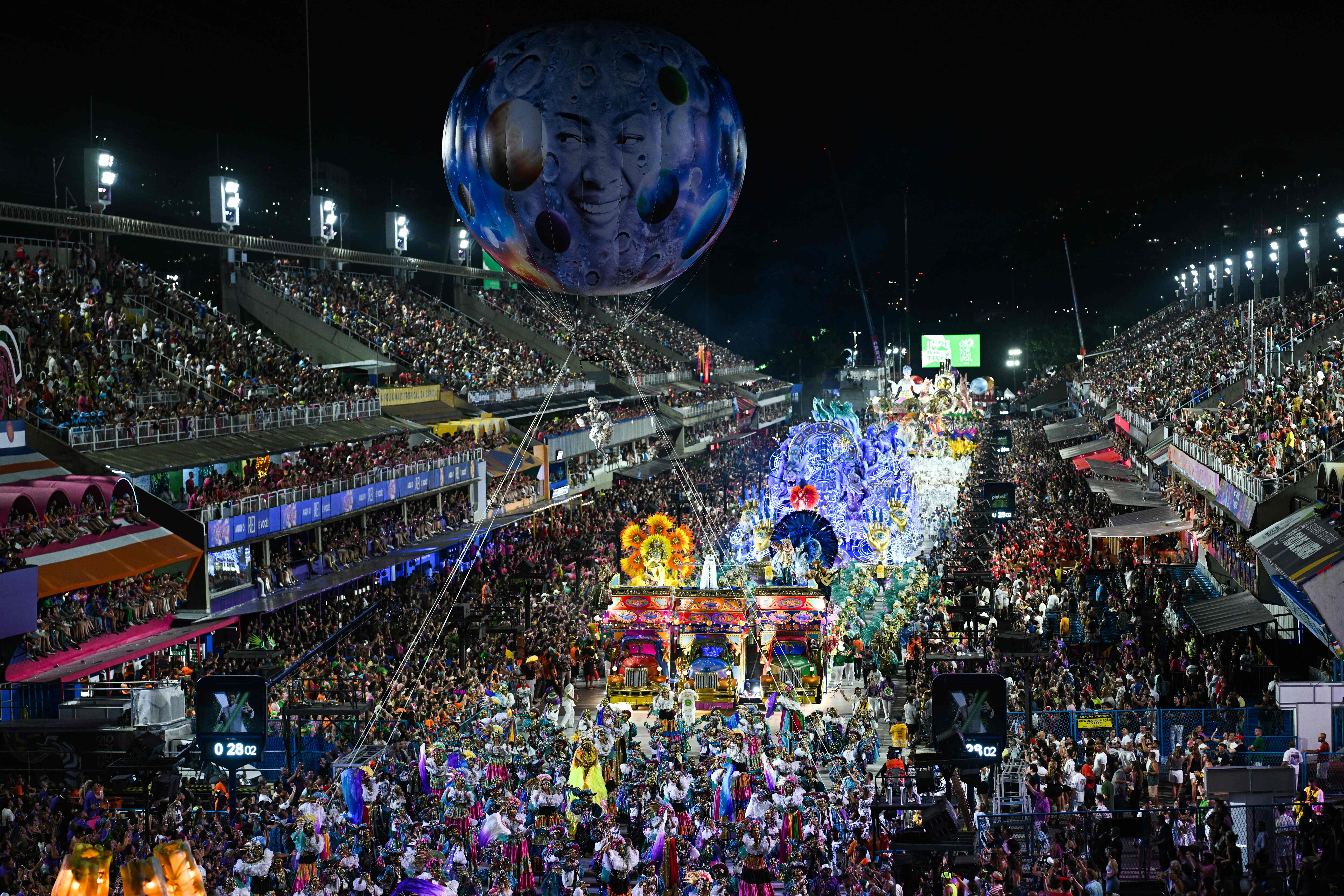 La escuela de samba Emperatriz Leopoldinense congregó a miles de personas a su paso por el Sambódromo, en Río de Janeiro, Brasil. (Fotografía Prensa Libre: AFP) 