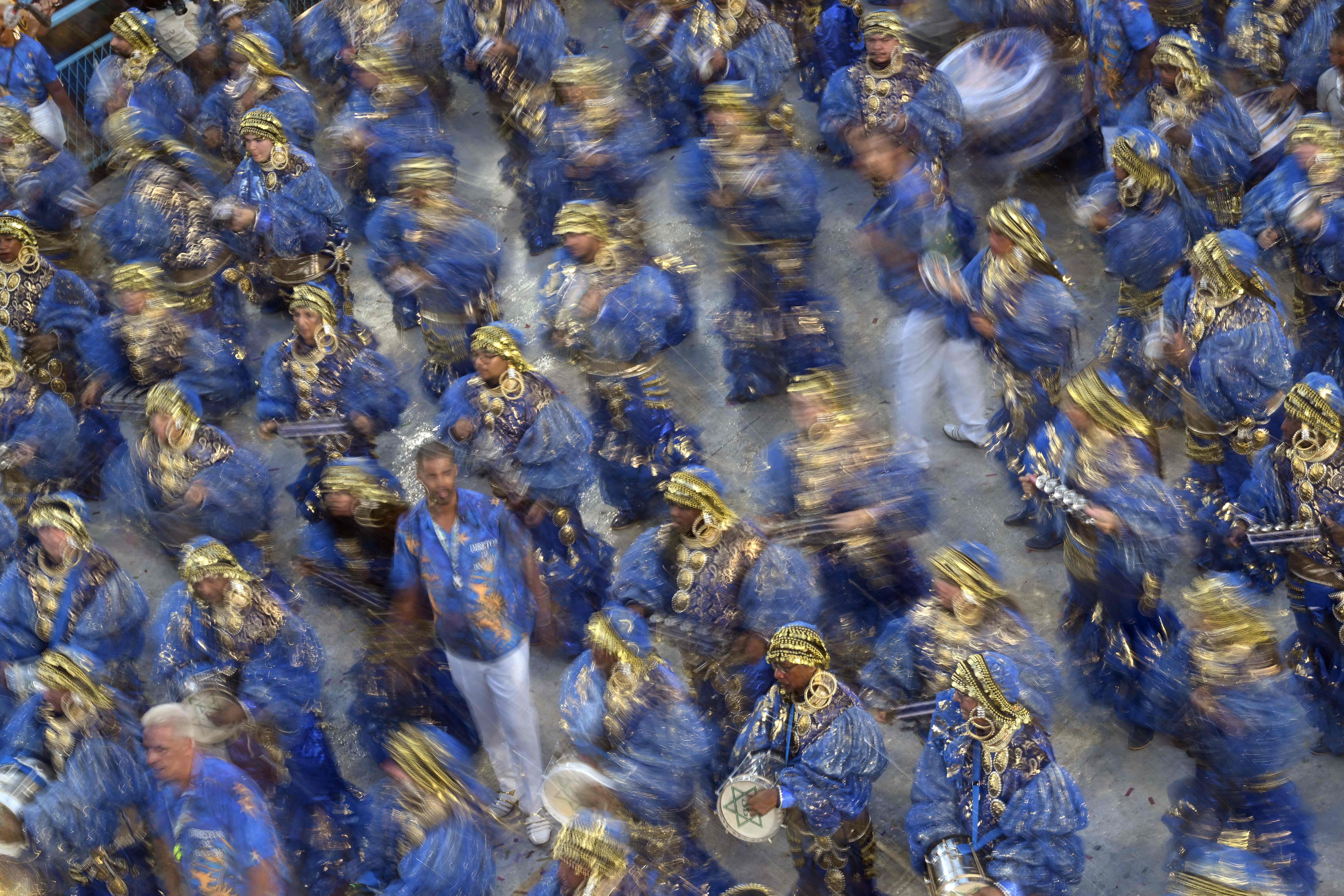 Unas 70 mil personas ondearon banderas, cantaron y danzaron en las gradas durante horas, llegando al éxtasis cuando aparecía la "escola" de sus amores, durante la segunda noche del festival. (Fotografía Prensa Libre: AFP) 