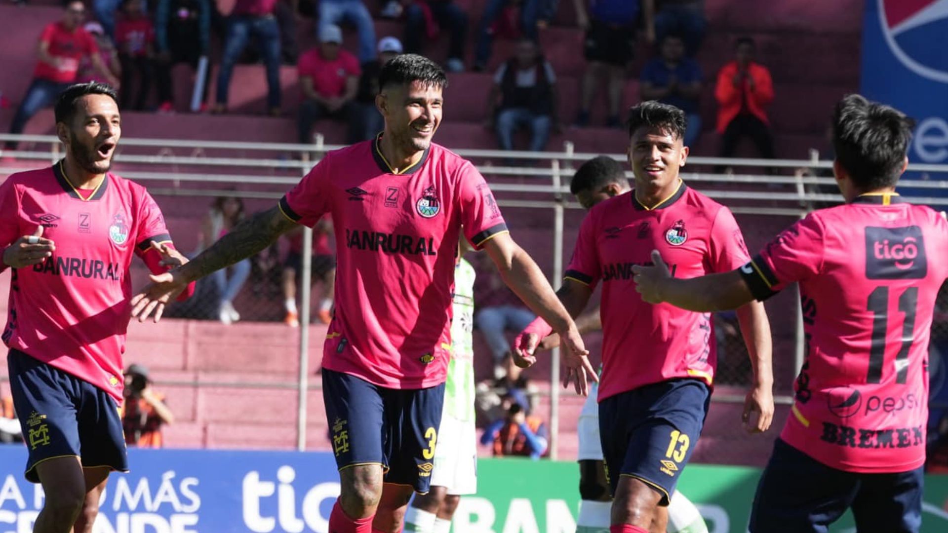 El defensa de Municipal, José Mena (centro), está en entredicho por posible alineación indebida en el partido contra Mixco de este domingo en el estadio de El Trébol. (Foto Prensa Libre: Rojos del Municipal)