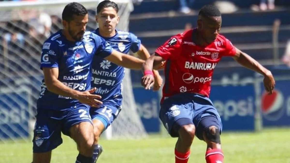 Los jugadores de Cobán, Marco Rivas y Luis de León, disputan el balón a su rival de Xela. (Foto Prensa Libre: MiXelajuFan)