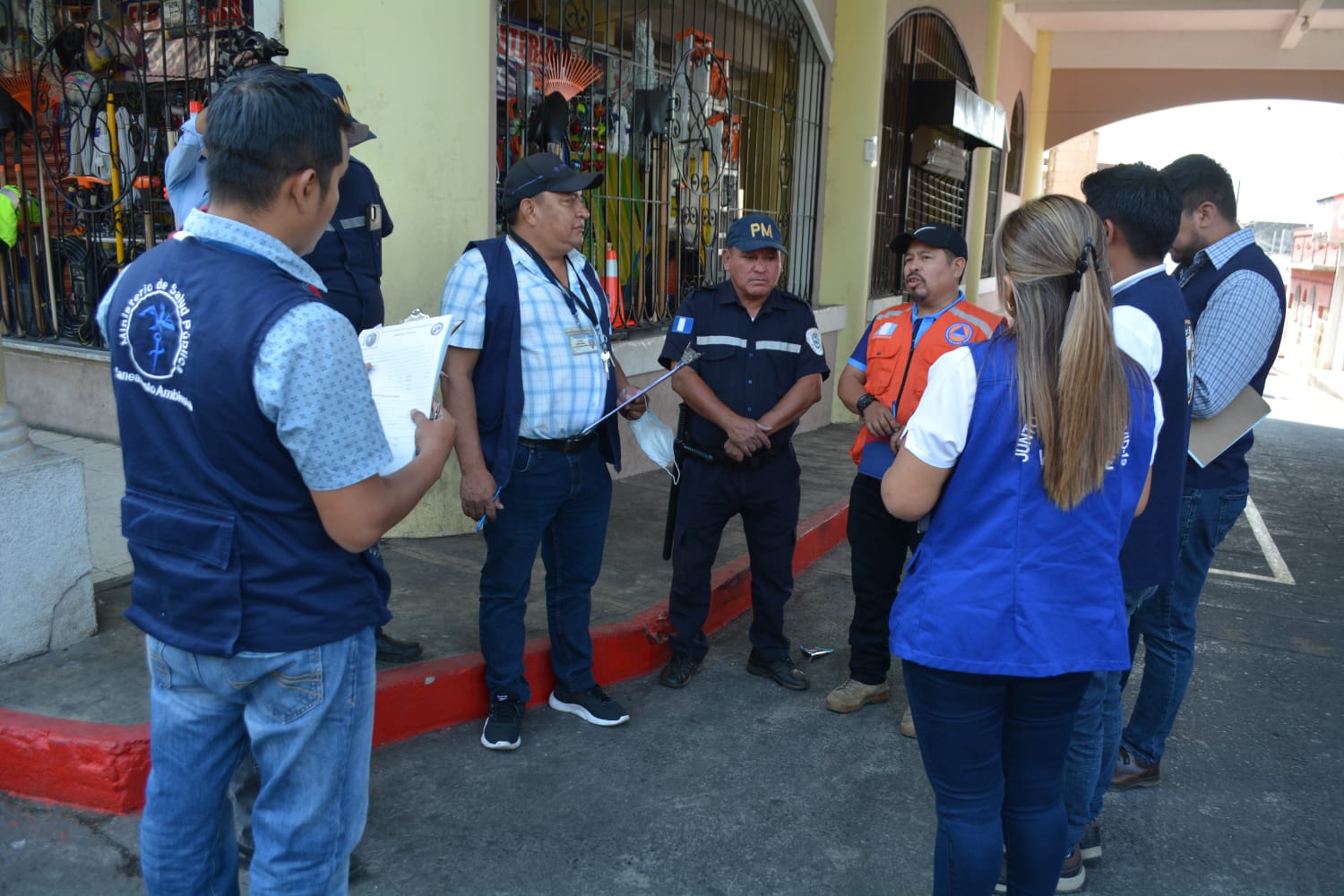 Personal del Ministerio de Salud lleva a cabo inspecciones en el mercado municipal de Samayac, Suchitepéquez, con el fin de prevenir casos de la enfermedad neurológica aguda. (Foto Prensa Libre: Tomada de @MinSaludGuate)