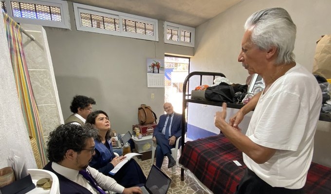 Delegados de la CIDH se reúnen con el periodista Jose Rubén Zamora, preso desde el 29 de julio de 2022. (Foto Prensa Libre: @CIDH)