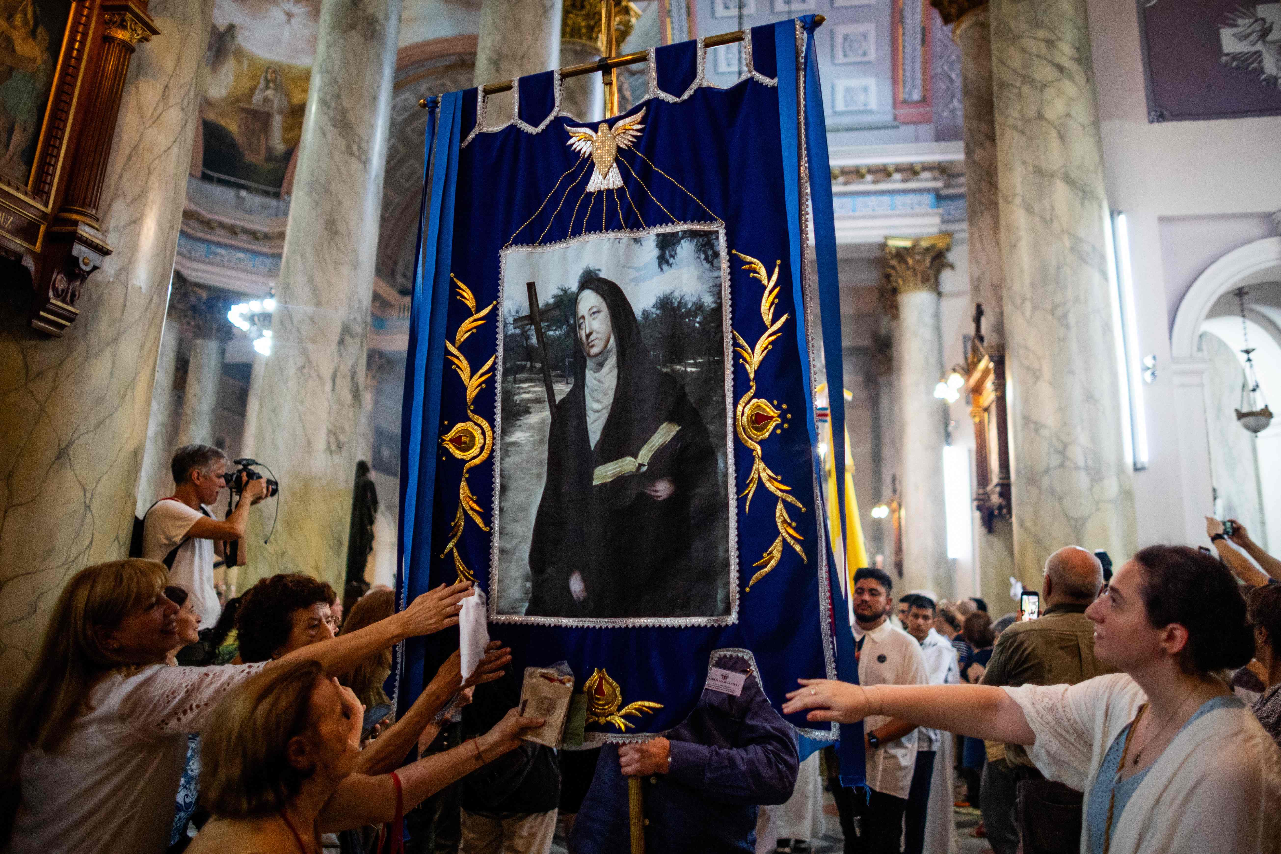 El papa Francisco presidió la ceremonia de canonización, en el Vaticano, de la misionera del siglo XVIII María Antonia de Paz y Figueroa. (Foto Prensa Libre: TOMAS CUESTA / AFP)