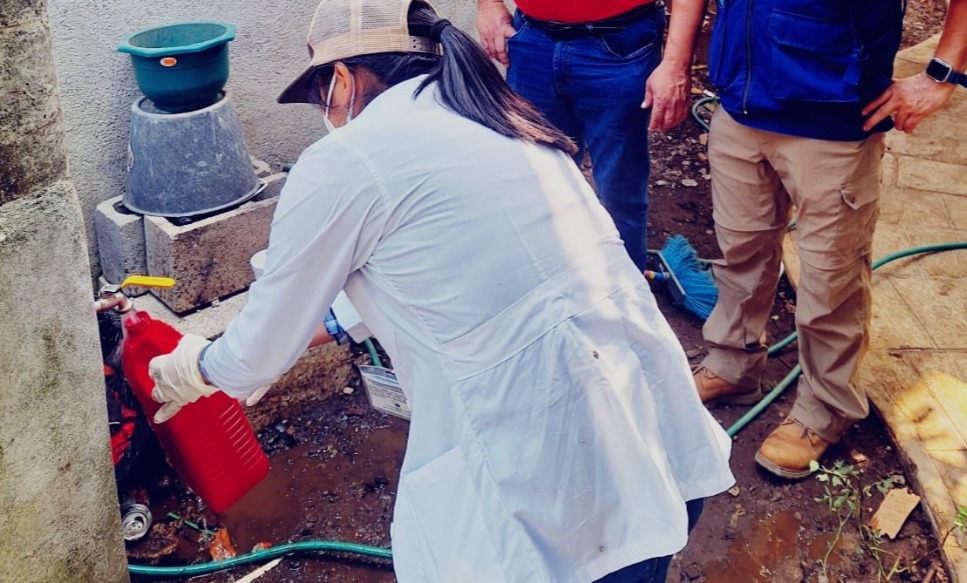 El Ministerio de Salud investiga las fuentes de agua en Suchitepéquez para establecer el origen del brote de enfermedad neurológica aguda detectados en el país. (Foto Prensa Libre: Ministerio de Salud)