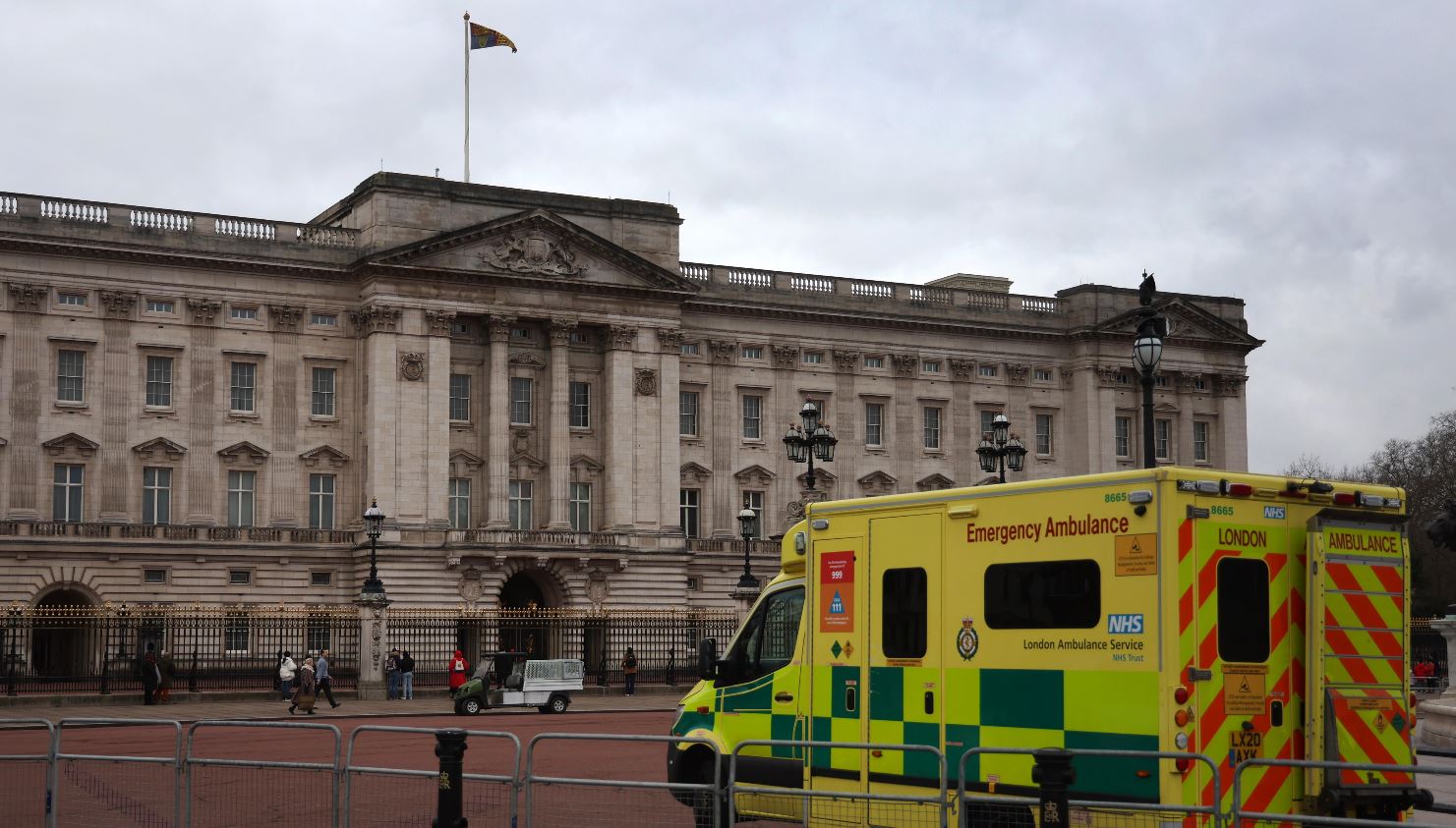 Una ambulancia frente al Palacio de Buckingham en Londres. El Palacio de Buckingham anunció que el rey Carlos III está siendo tratado por cáncer. (Foto Prensa Libre: EFE/ANDY RAIN)