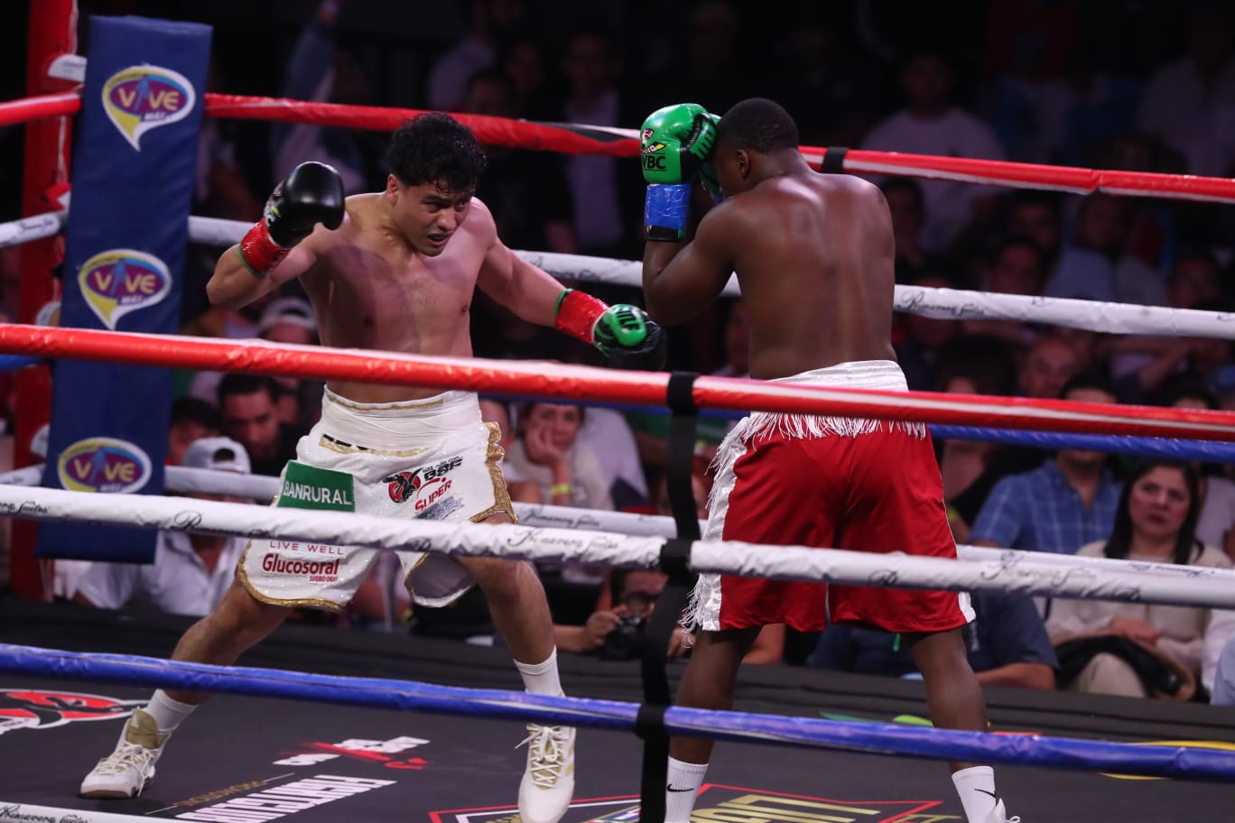 El guatemalteco hizo vibrar a los aficionados del boxeo.