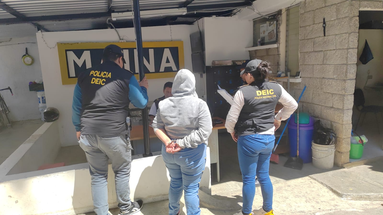 Ligan a proceso a mujer que quiso estrangular a su hija