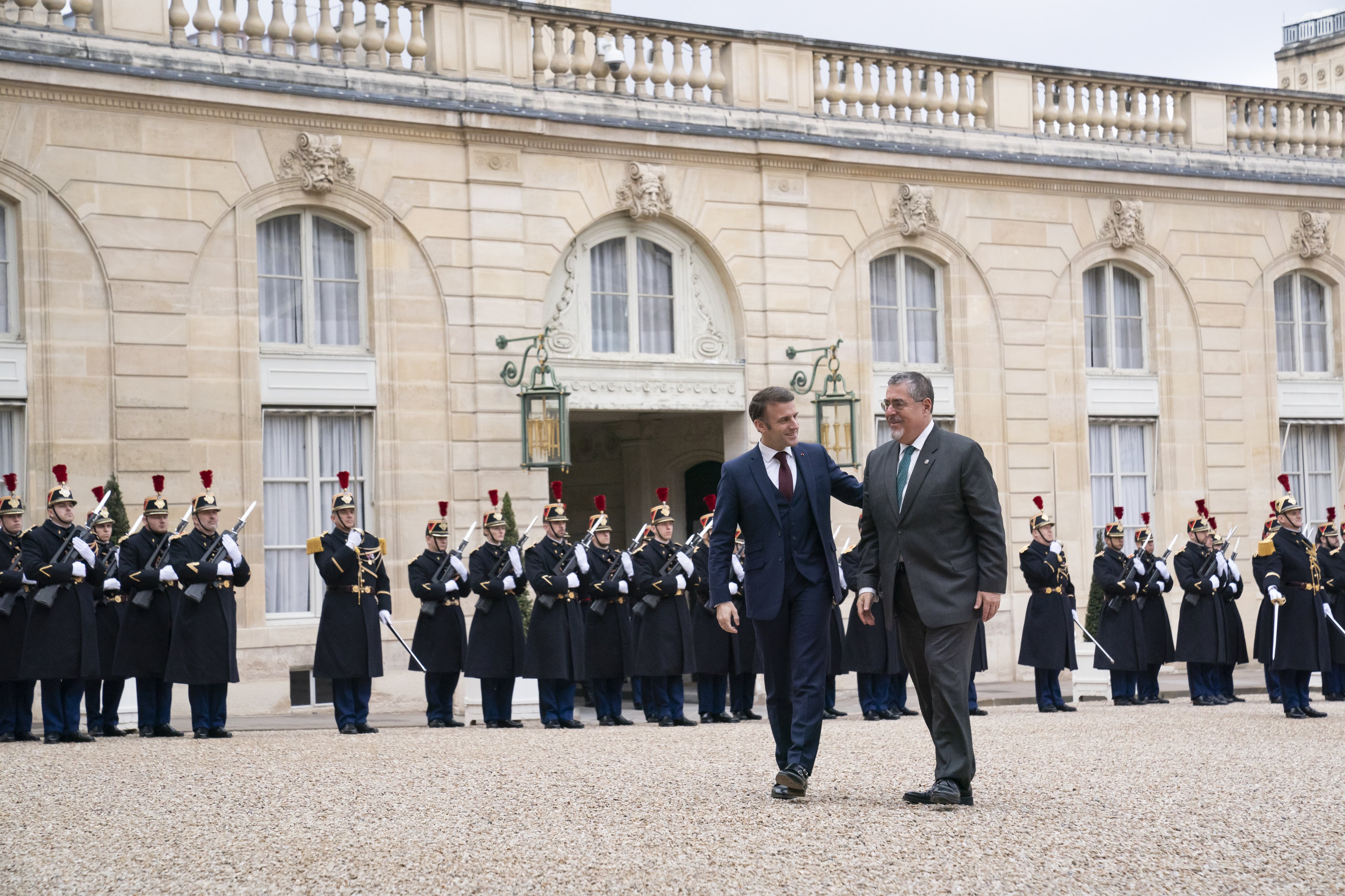 El presidente de Francia, Emanuel Macrón, recibe al mandatario de Guatemala, en París. (Foto Prensa Libre: @EmmanuelMacron