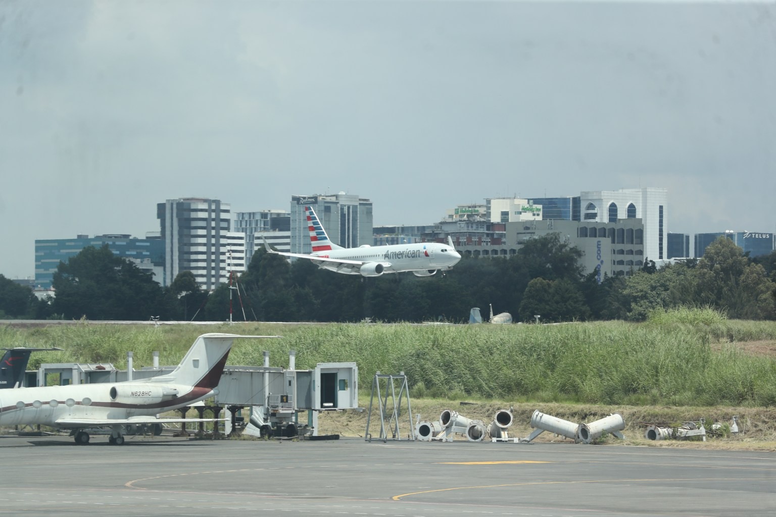 El actual gobierno plantea hacer mejoras al Aeropuerto La Aurora, del cual dijeron que lo han encontrado en pésimas condiciones. (Foto Prensa Libre: Hemeroteca PL).