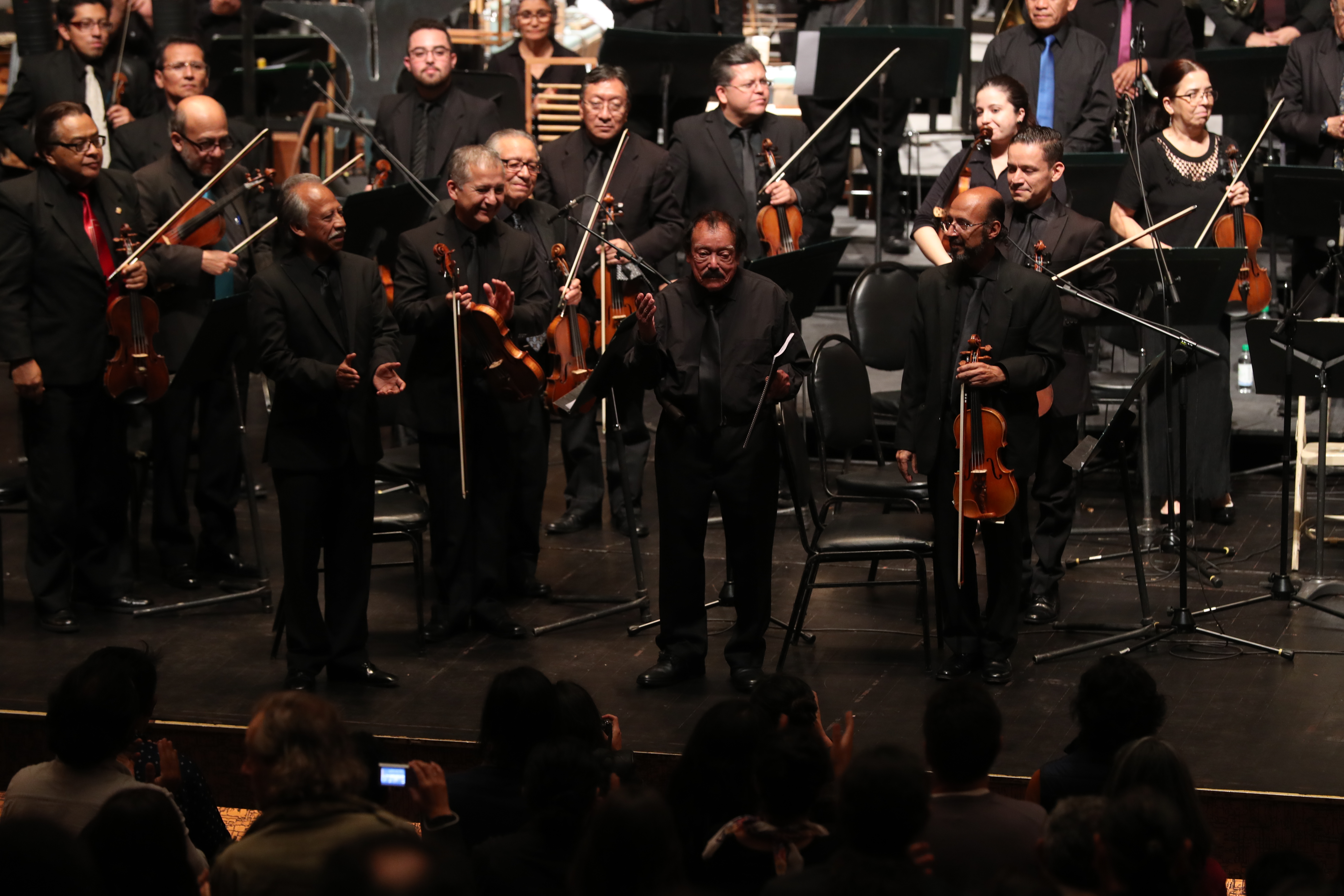 El maestro Joaqun Orellana presenta por primera vez en Guatemala la Sinfona "Desde el Tercer Mundo", su obra ms reciente. Cientos de personas se hicieron presentes en el Teatro Miguel çngel Asturias. Fotografa Esbin Garcia